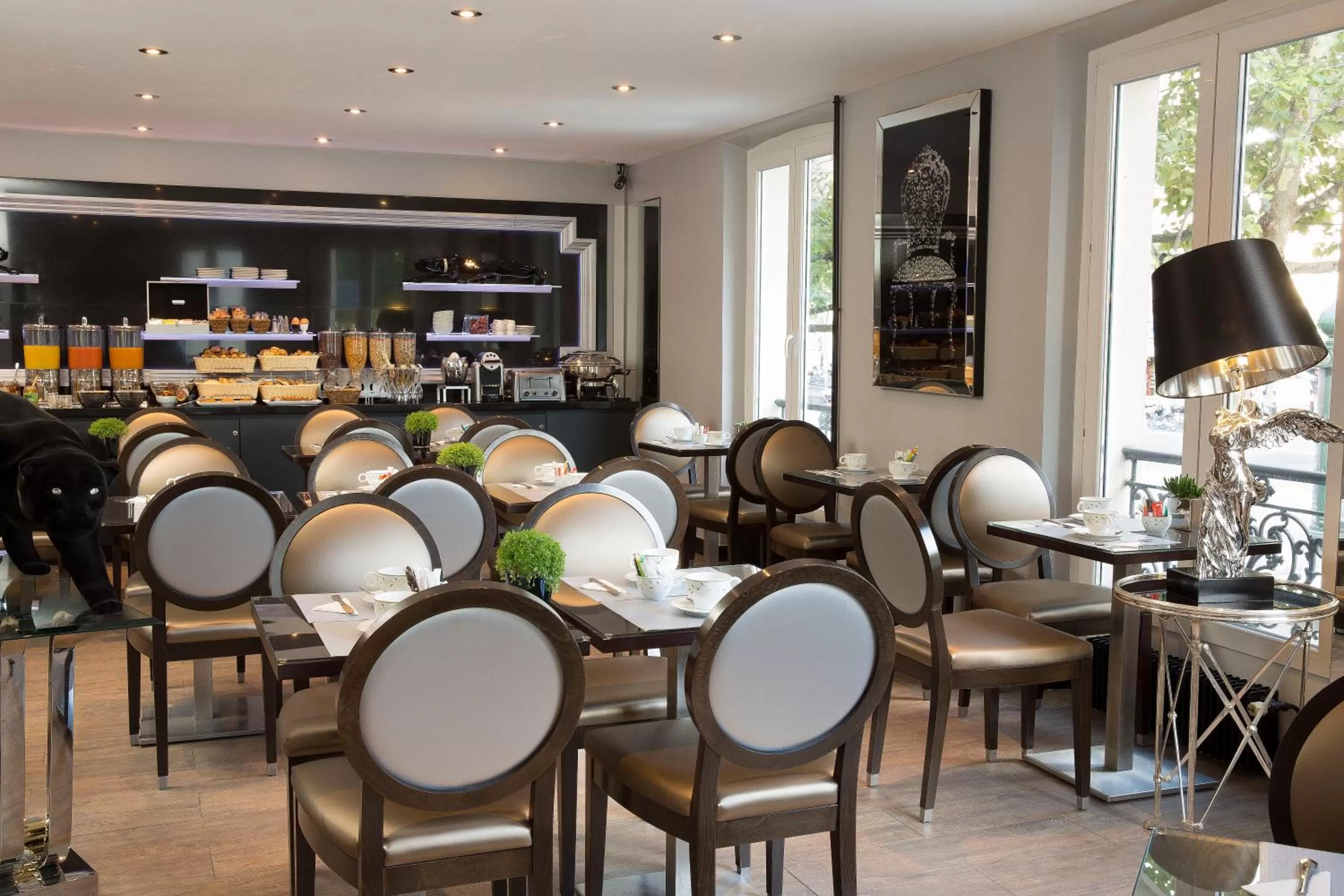 Restaurant/places to eat in Hotel Plaza Elysées