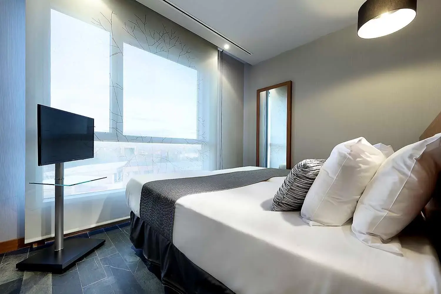 Bed, TV/Entertainment Center in Eurostars Madrid Congress