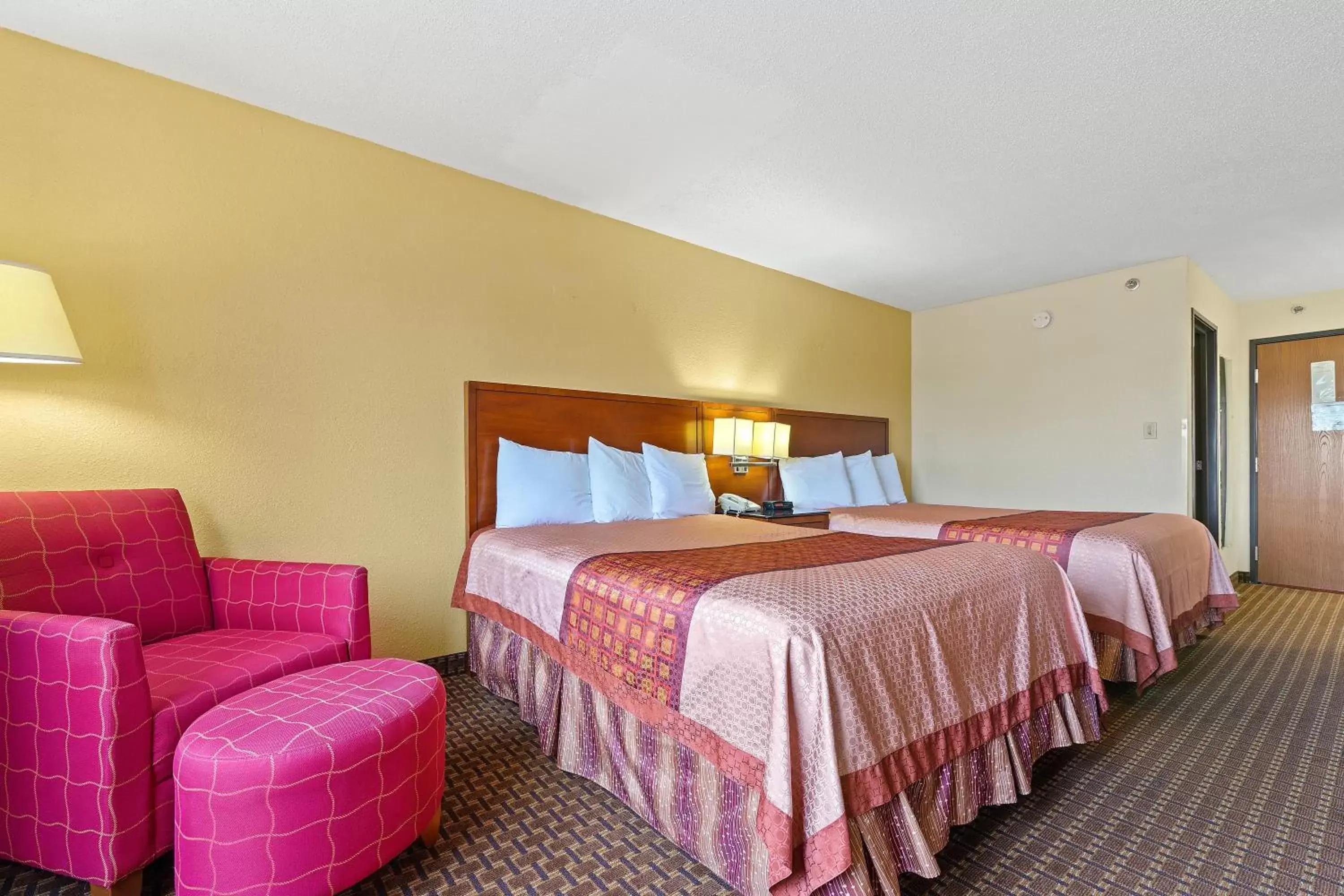 Bedroom, Bed in Geneva Motel Inn