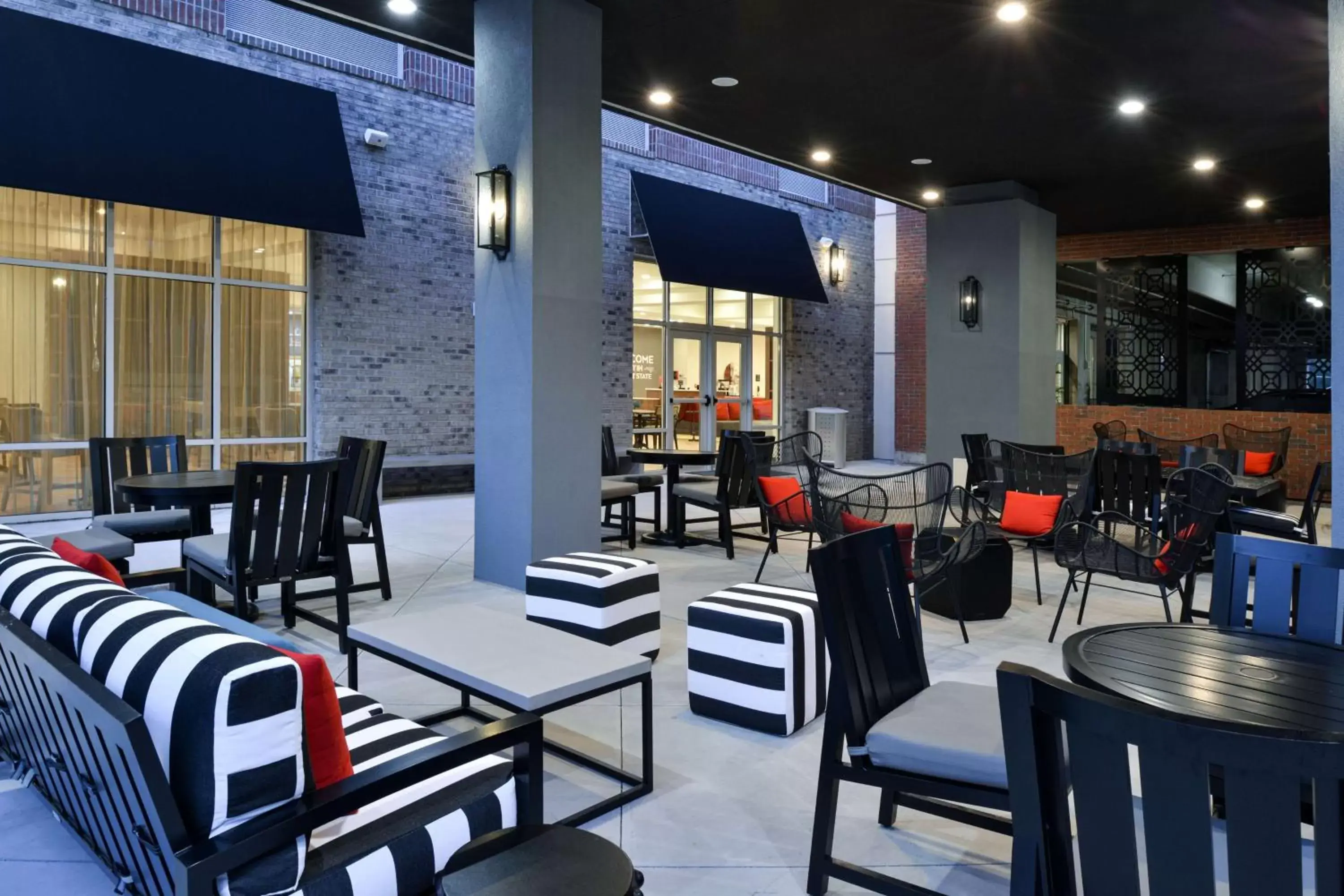 Patio, Restaurant/Places to Eat in Hampton Inn & Suites Greensboro Downtown, Nc