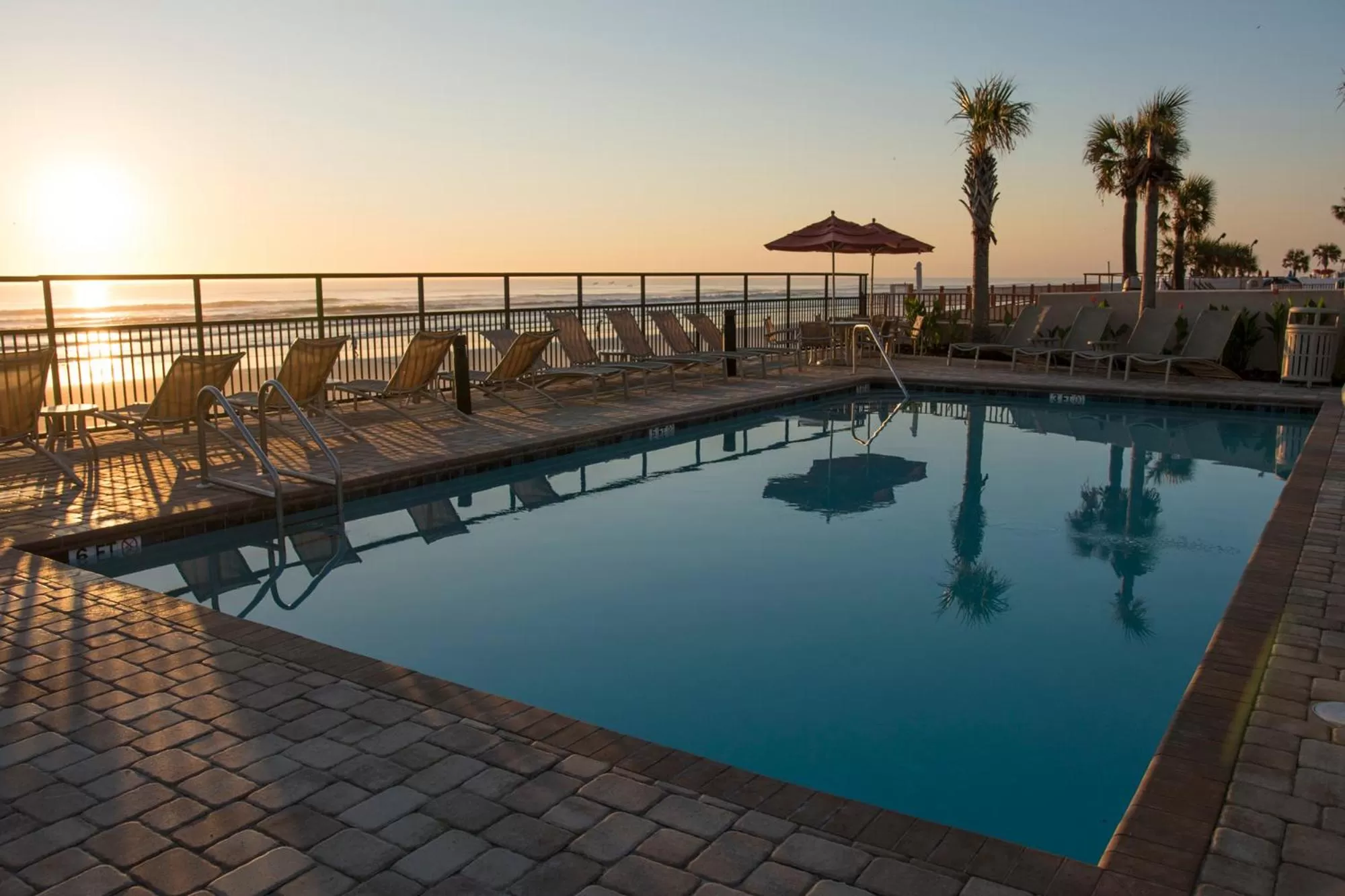 Swimming pool in Nautilus Inn - Daytona Beach
