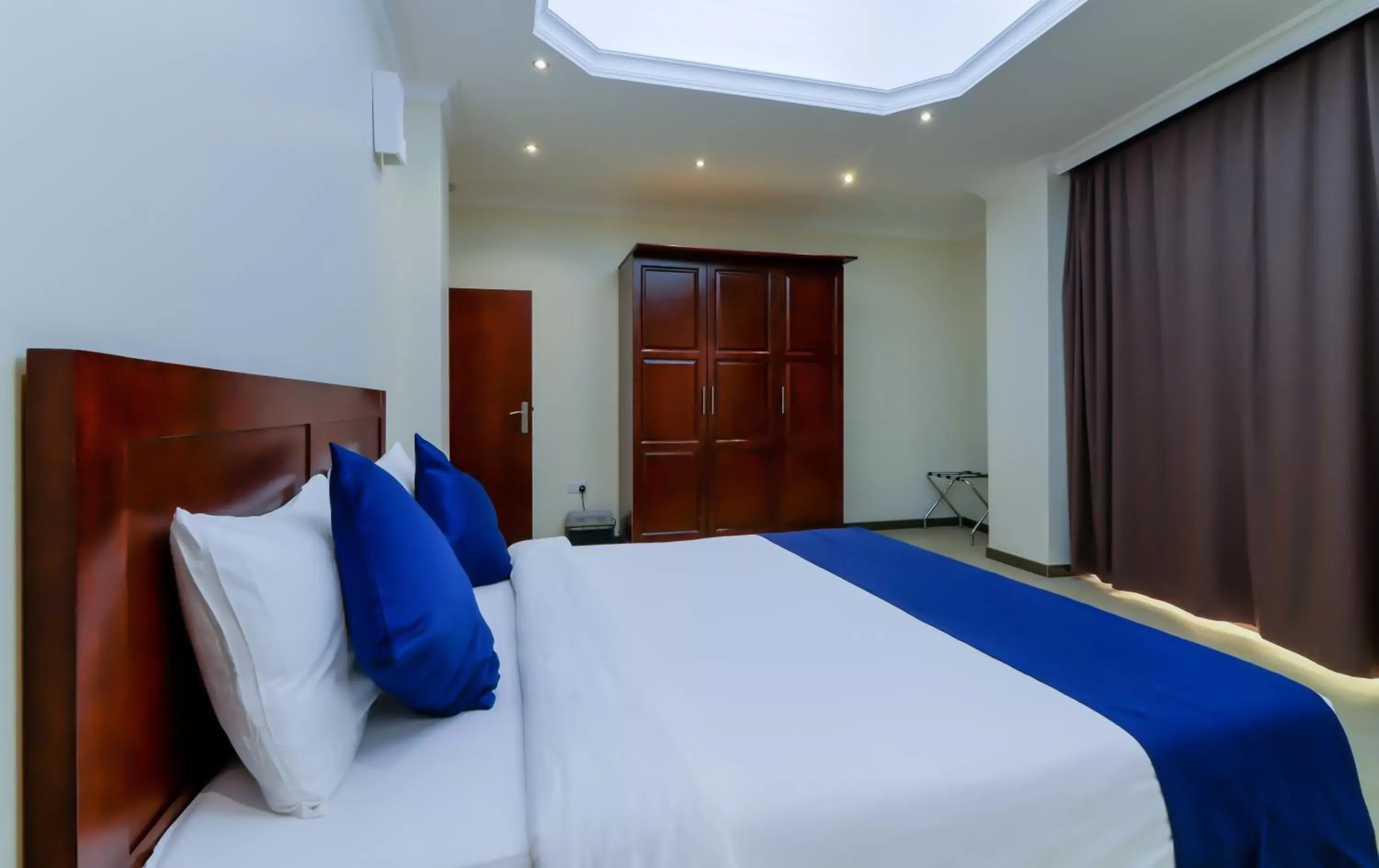 Bedroom, Bed in Tanzanite Executive Suites