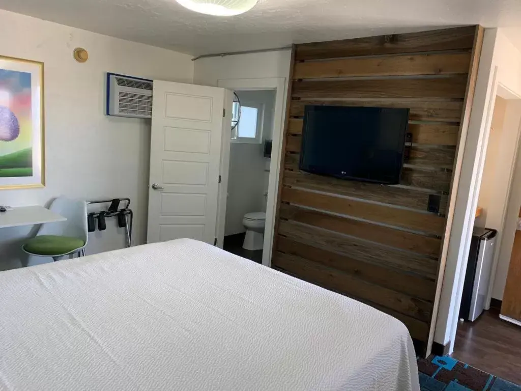 Bed, TV/Entertainment Center in The Sands Motel