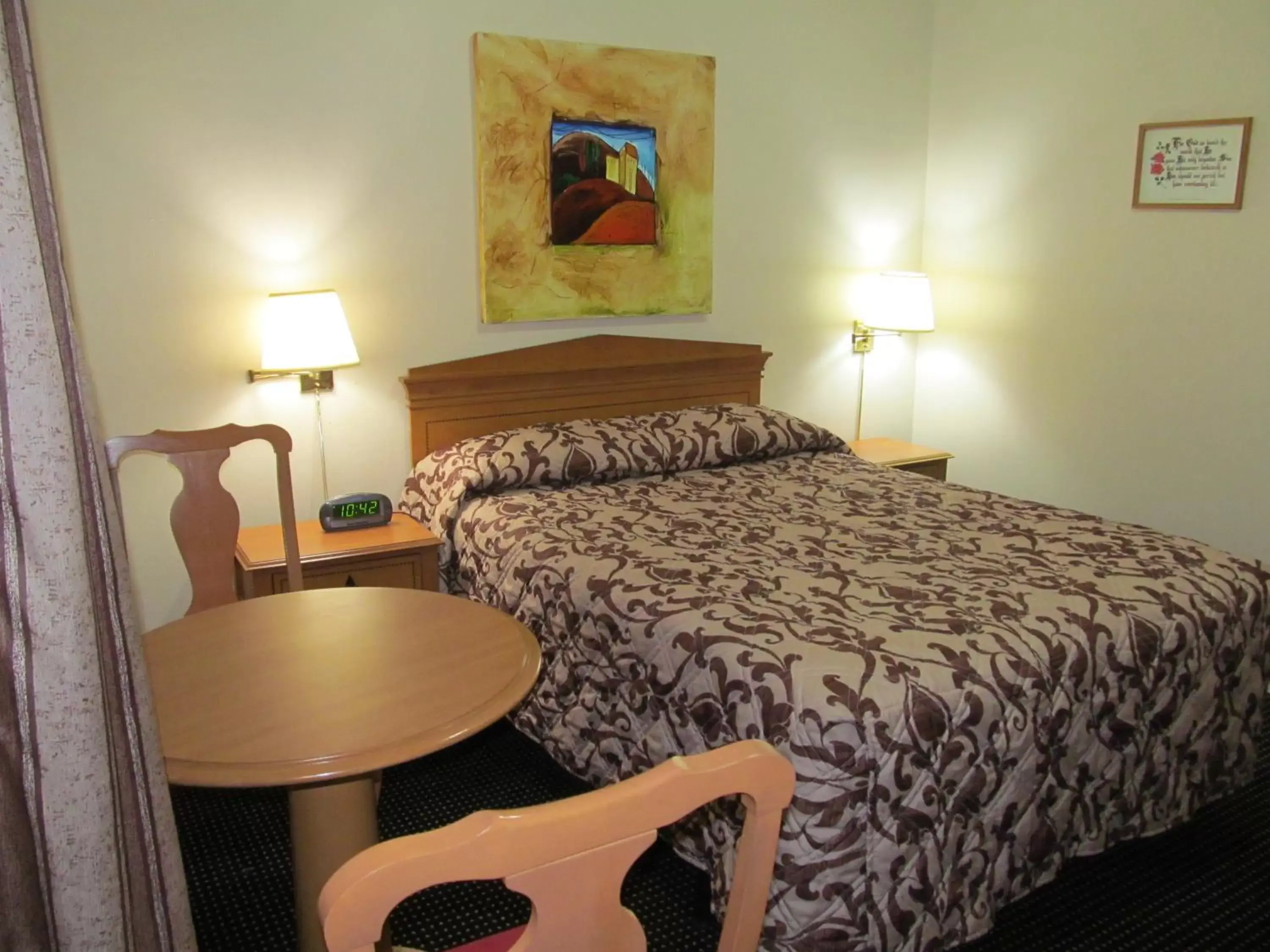 Photo of the whole room, Bed in Knights Inn London Ontario