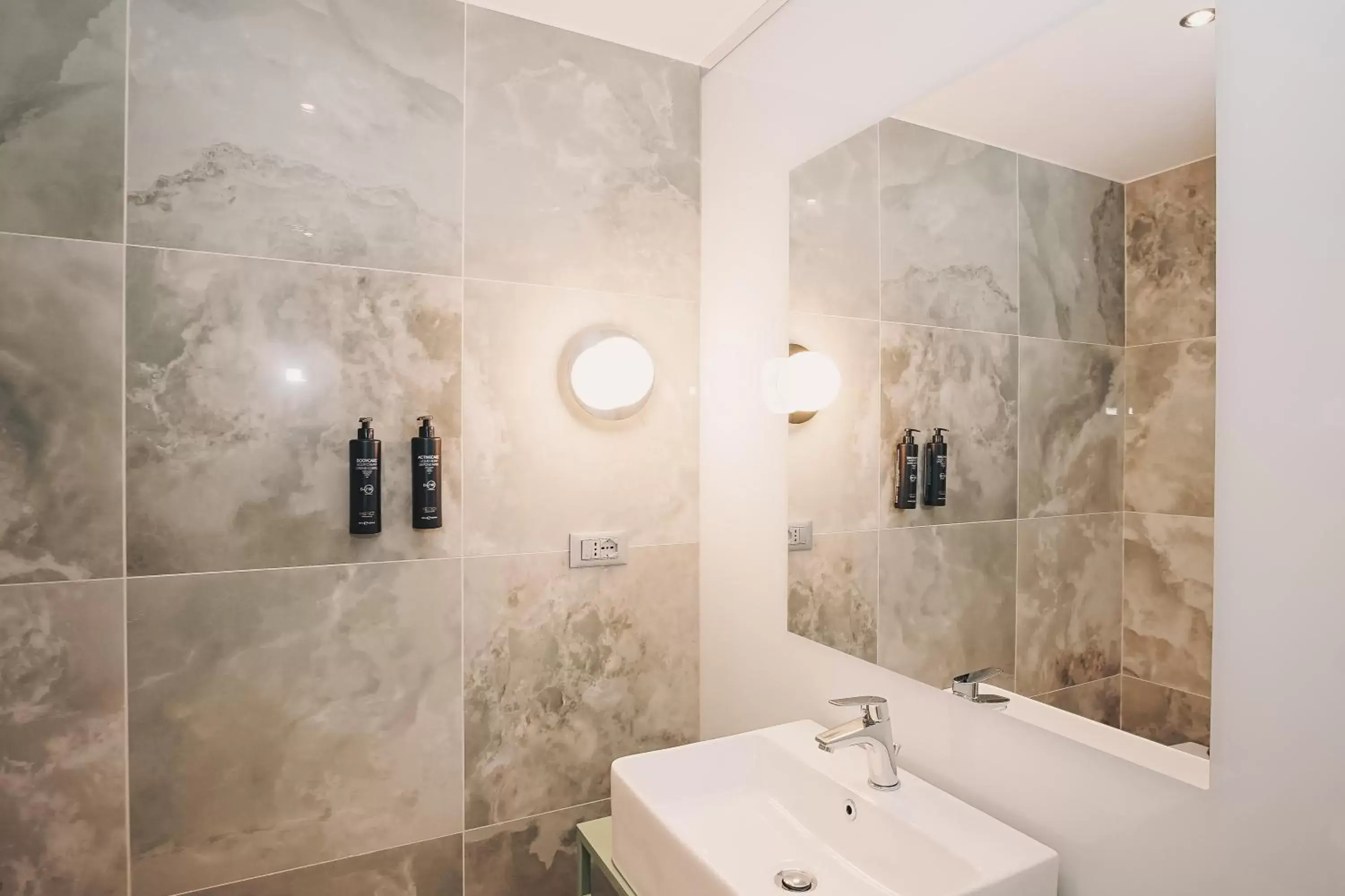 Bathroom in Moderno Hotel Roma