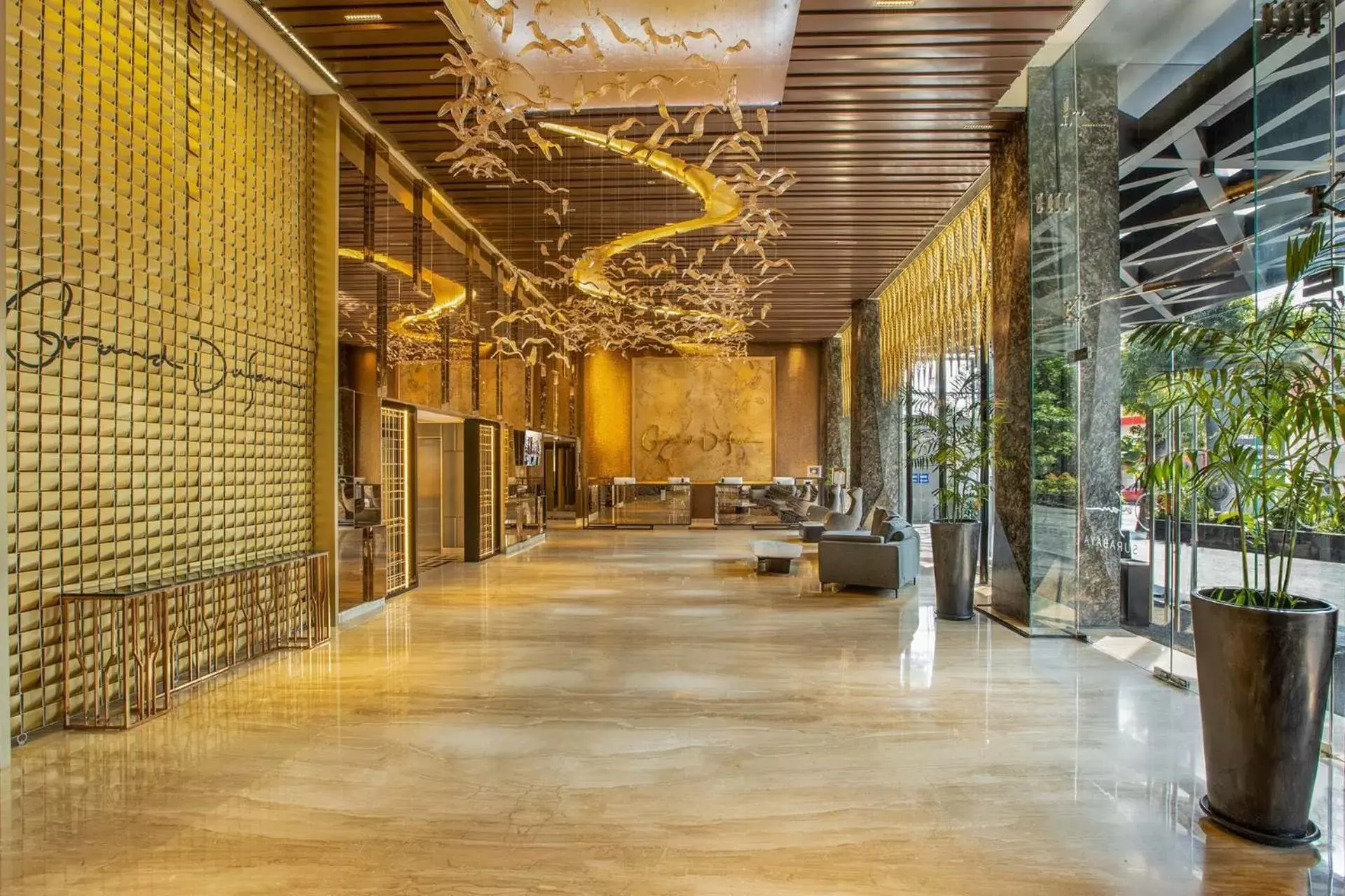 Lobby or reception in Grand Dafam Signature Surabaya