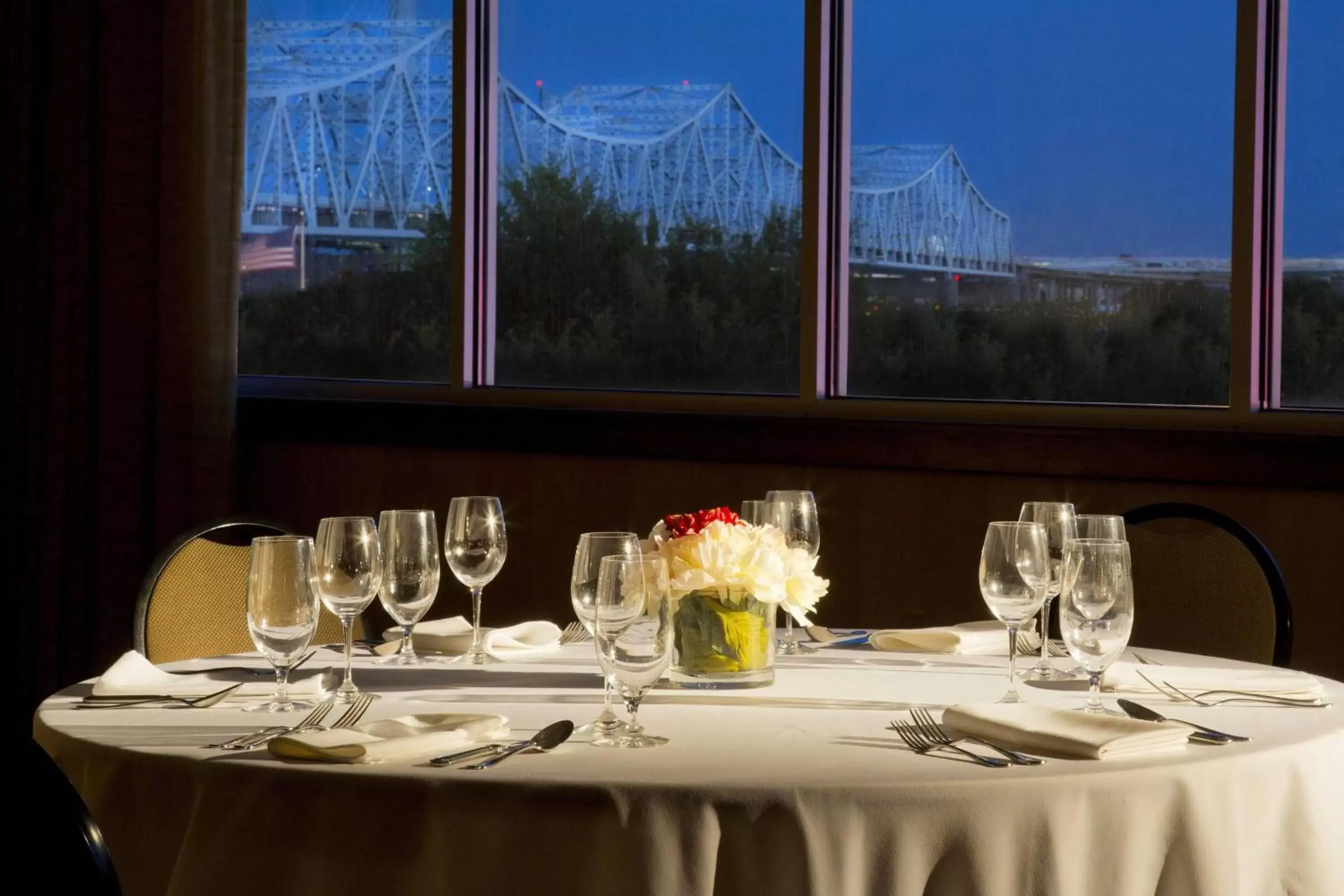 Banquet/Function facilities, Restaurant/Places to Eat in Sheraton Louisville Riverside Hotel