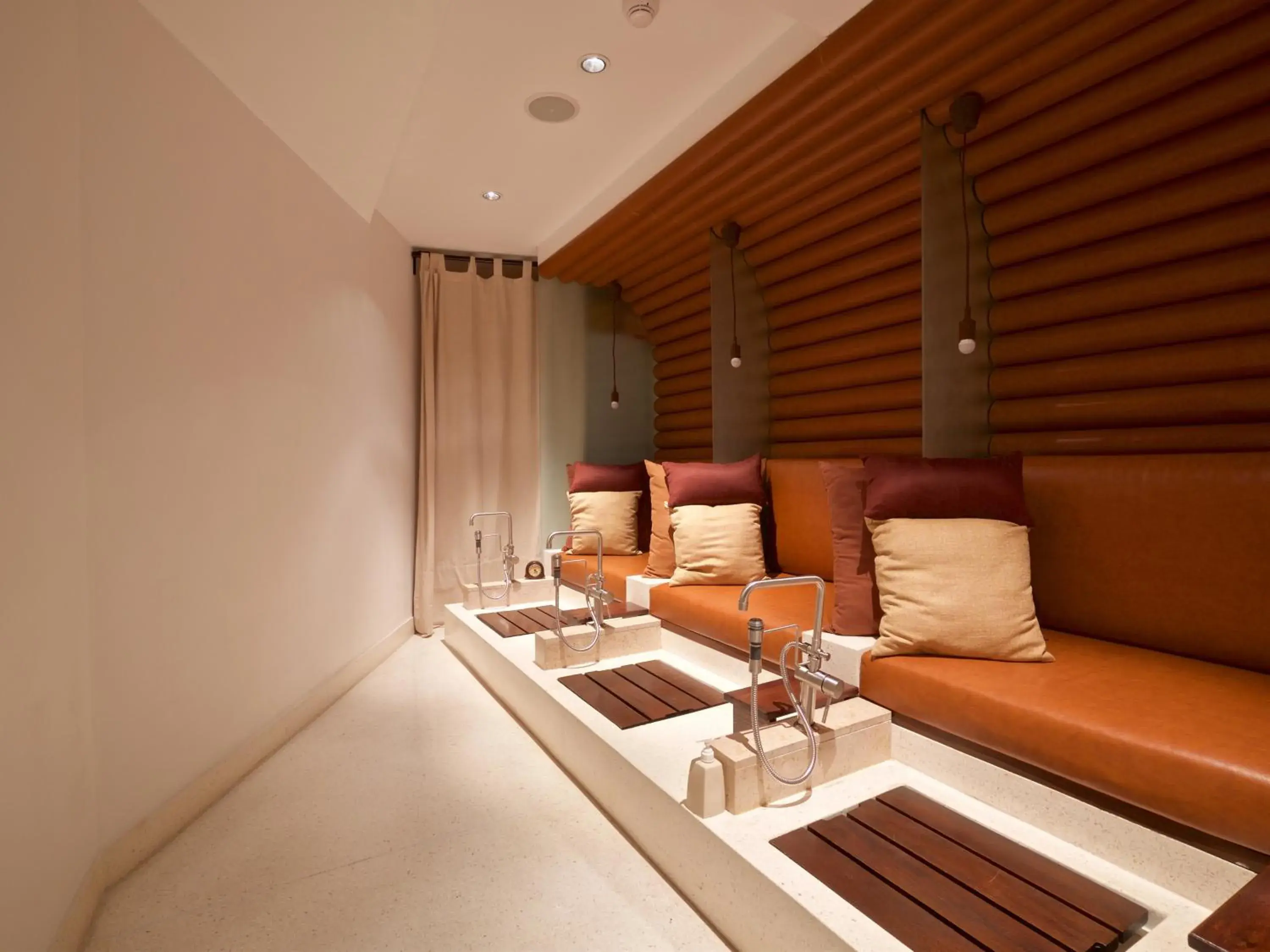 Massage in LiT BANGKOK Hotel - SHA Extra Plus