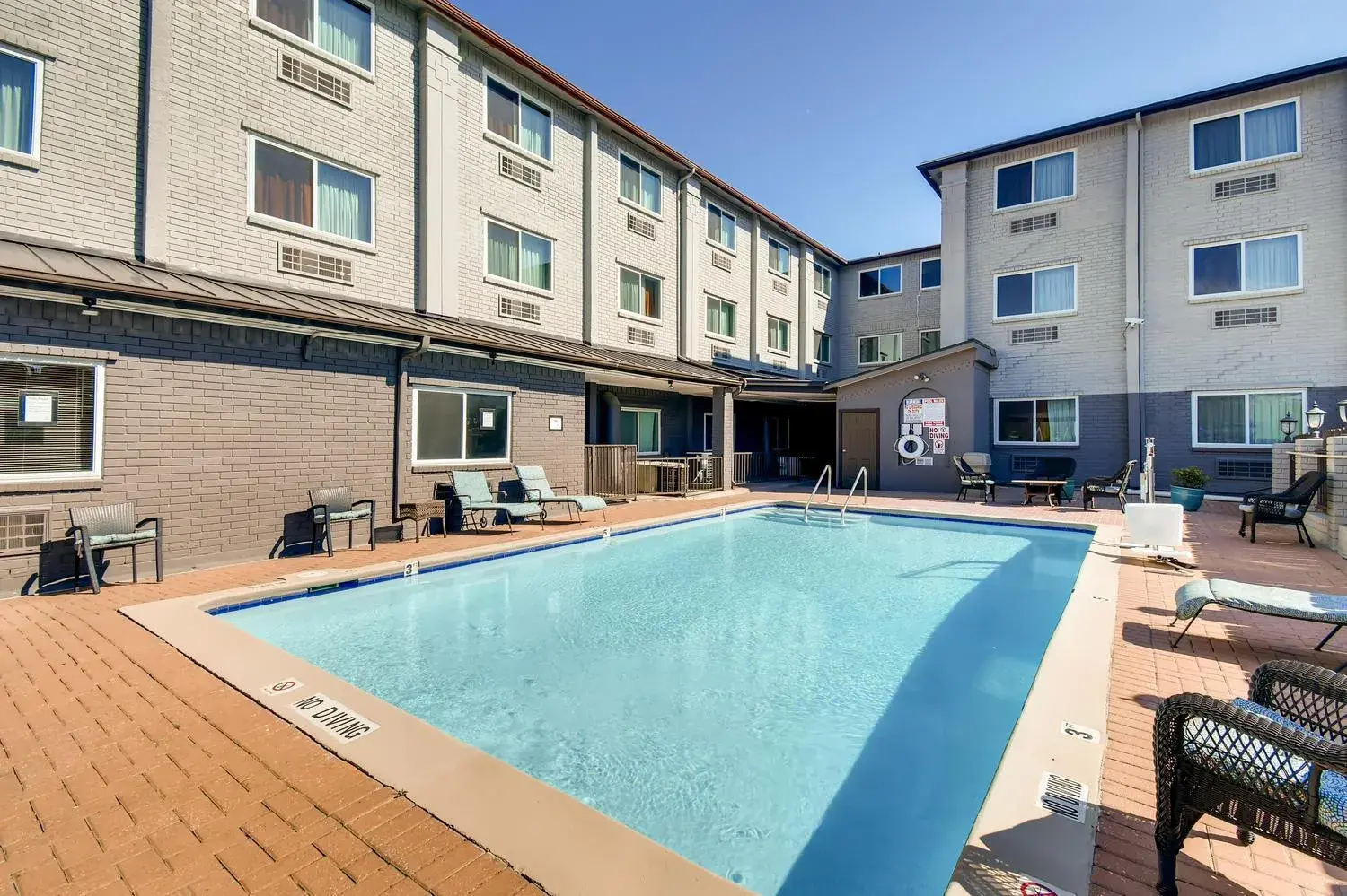 Swimming pool in Orangewood Inn and Suites Midtown