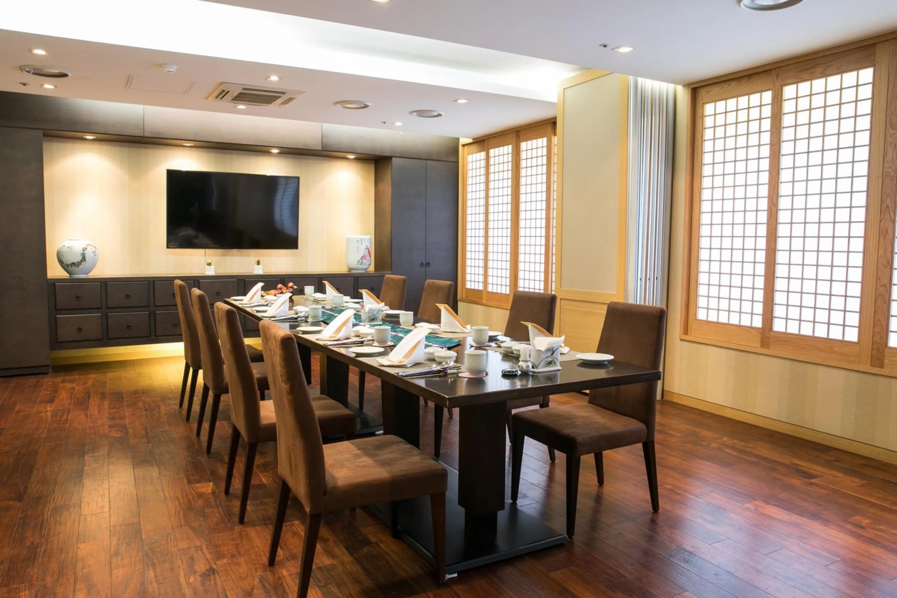 Restaurant/places to eat in Commodore Hotel Busan