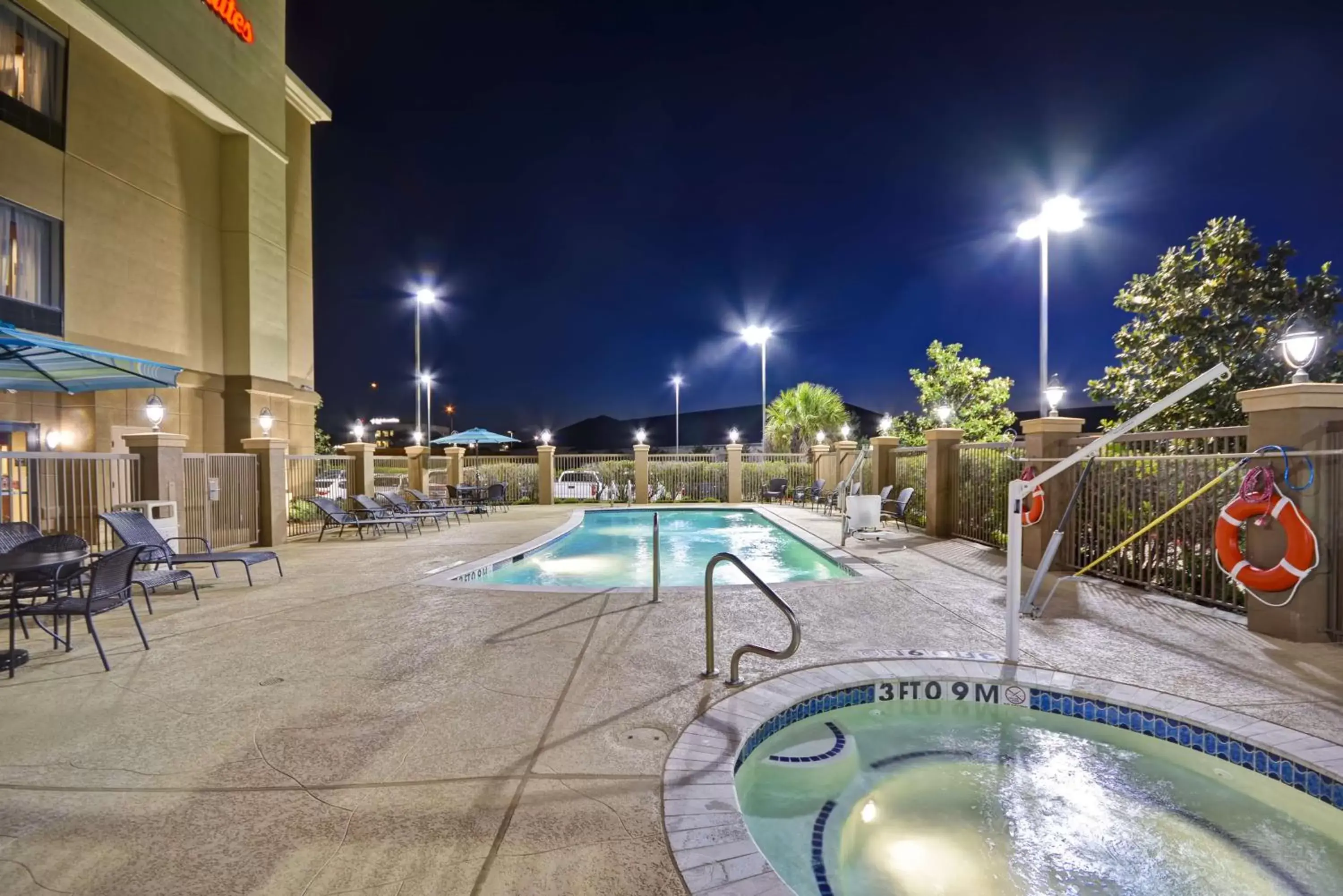 Bed, Swimming Pool in Hampton Inn & Suites Brenham