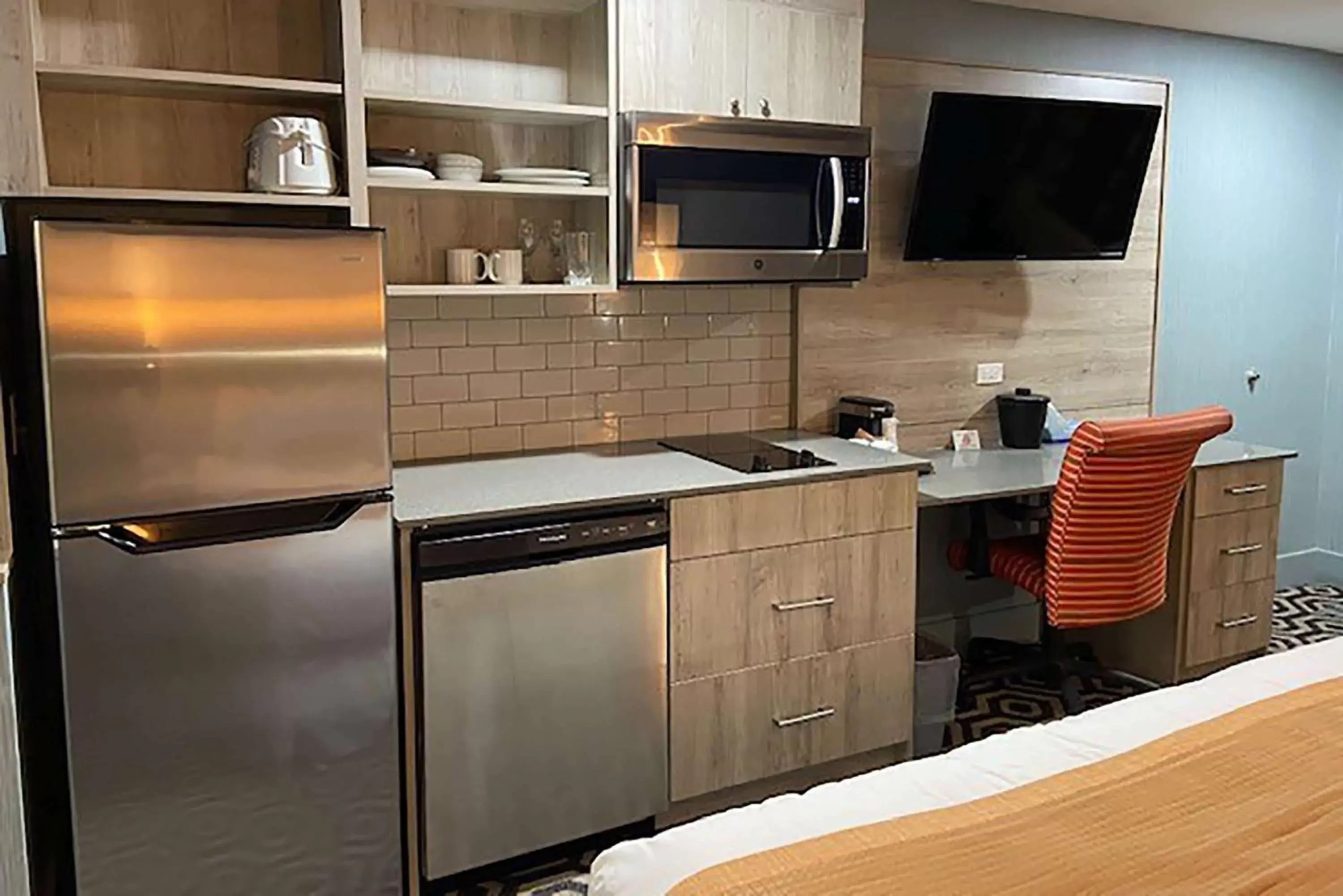 Photo of the whole room, Kitchen/Kitchenette in Ramada by Wyndham Medicine Hat