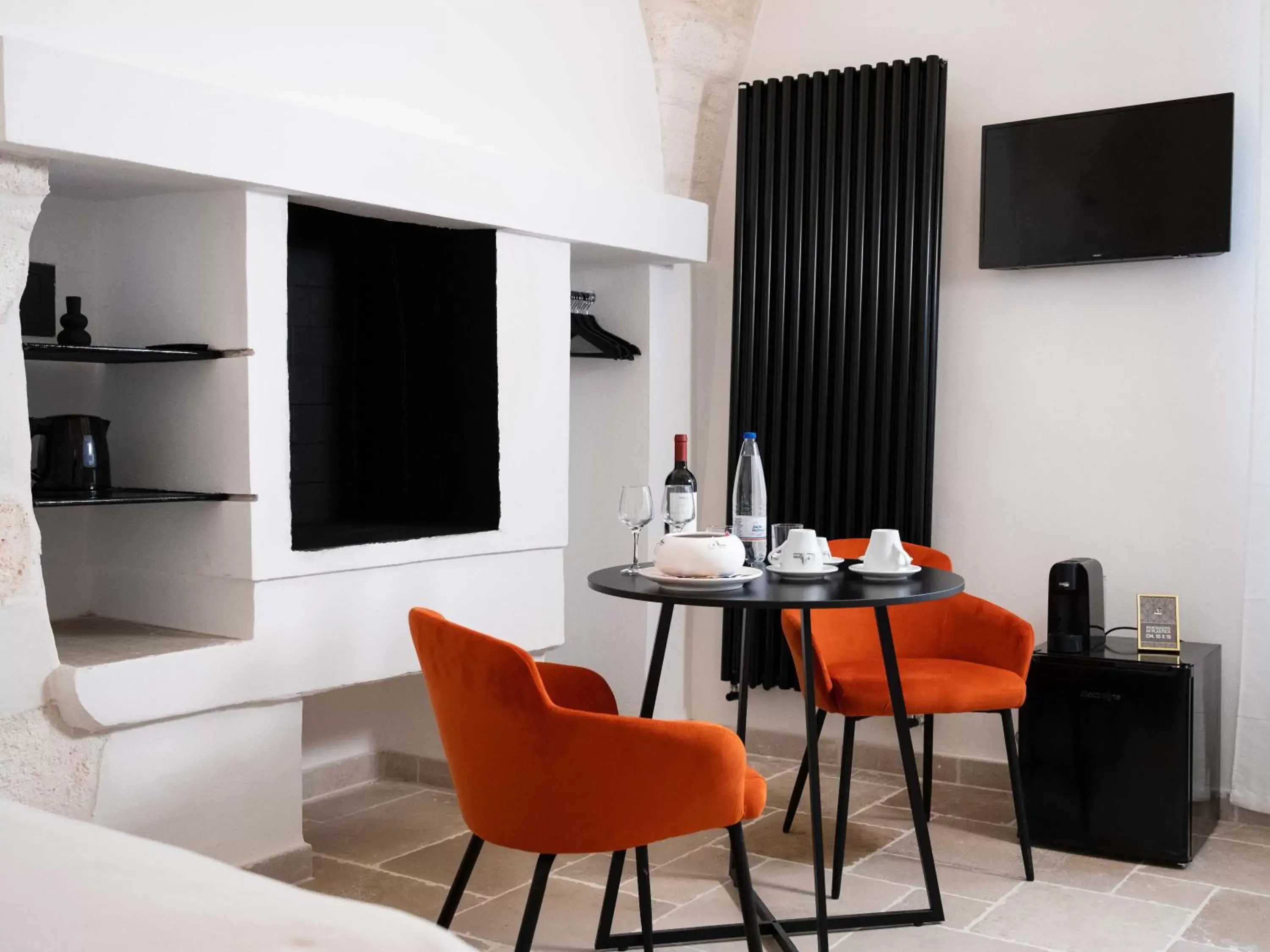 TV/Entertainment Center in Dama Bianca Boutique Hotel Ostuni