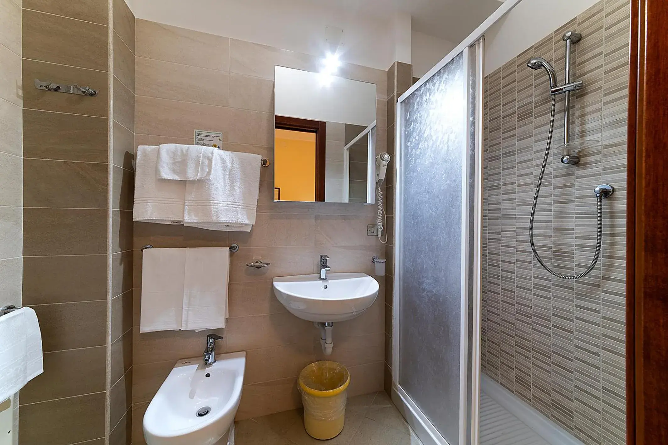 Shower, Bathroom in Il Nocchiero City Hotel