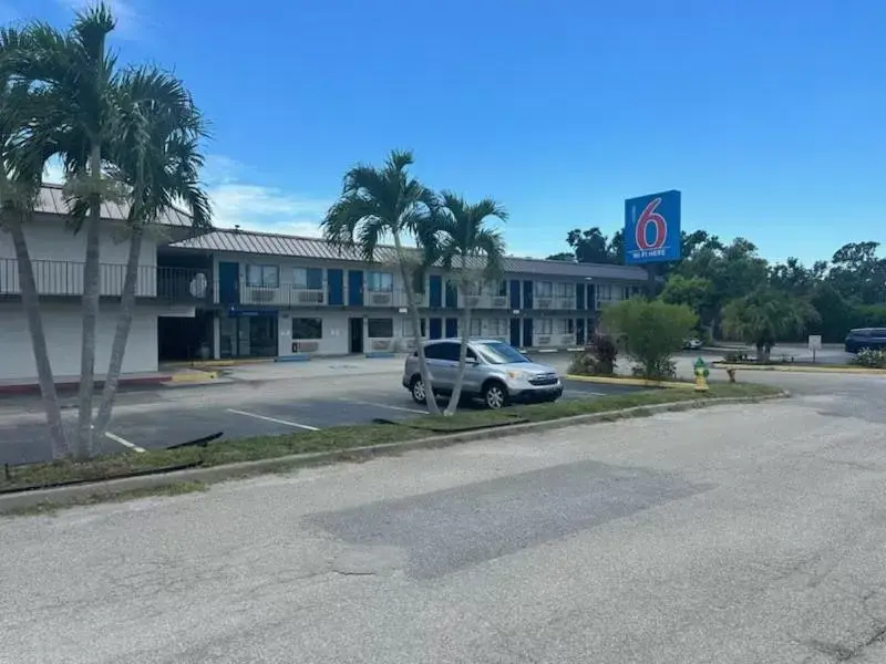 Property Building in Motel 6-Venice, FL
