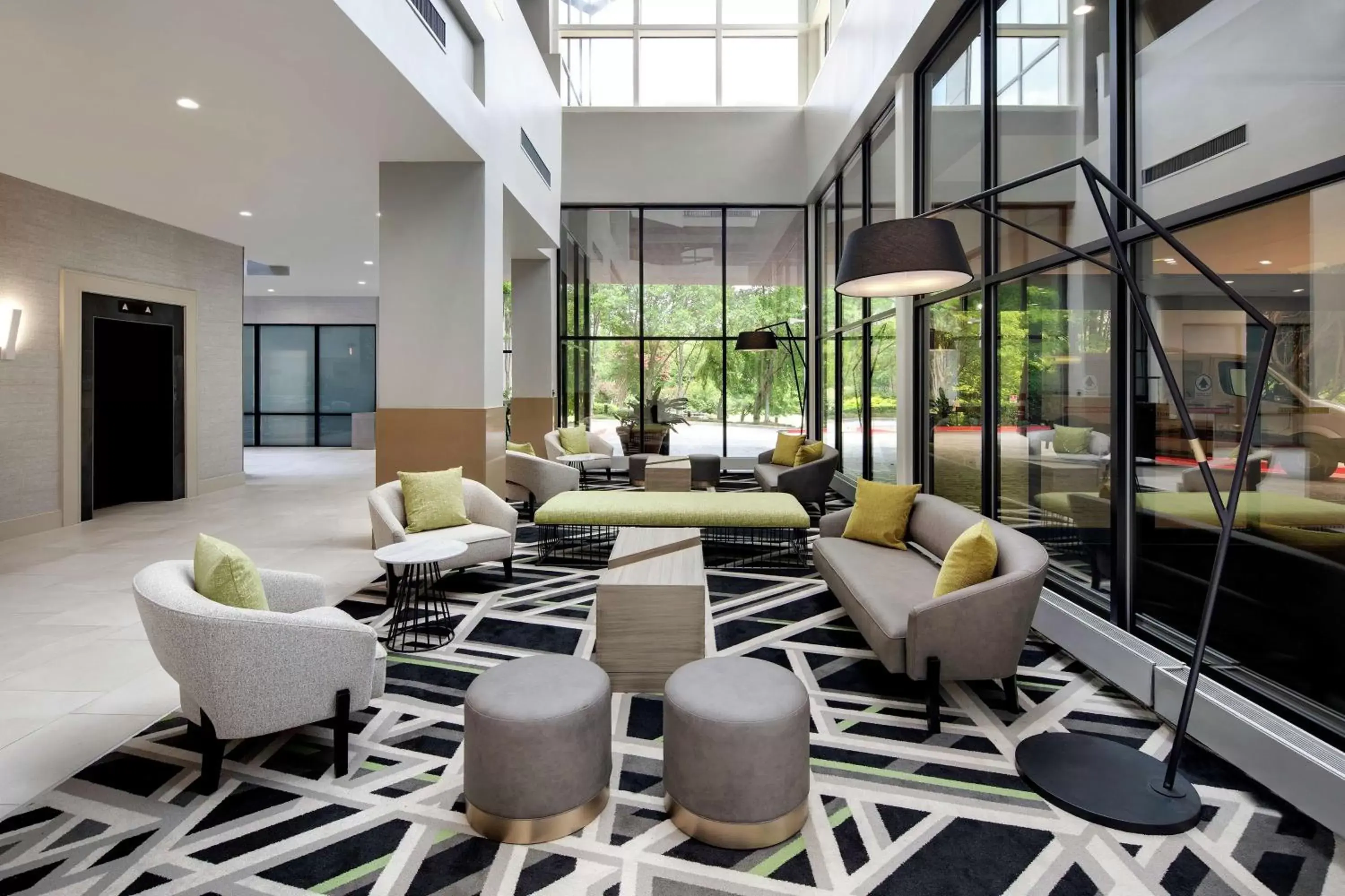 Lobby or reception, Lounge/Bar in Embassy Suites by Hilton Atlanta Perimeter Center