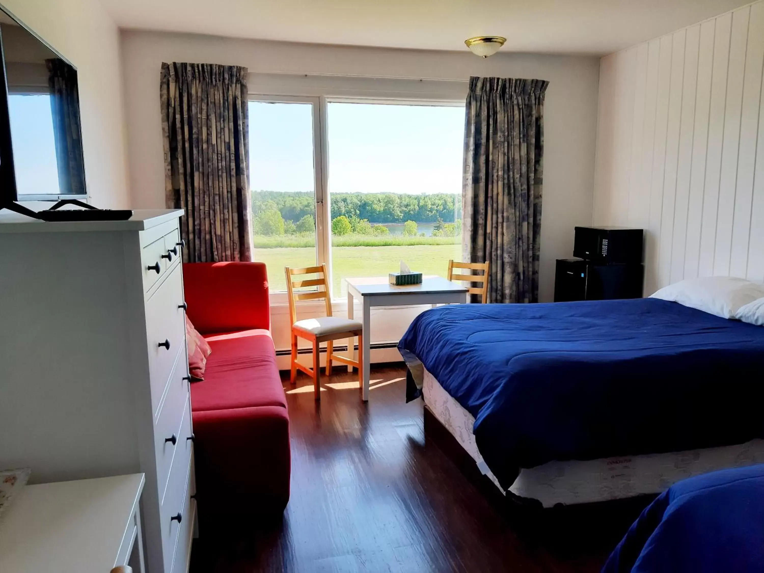 Bedroom in Balmoral Motel