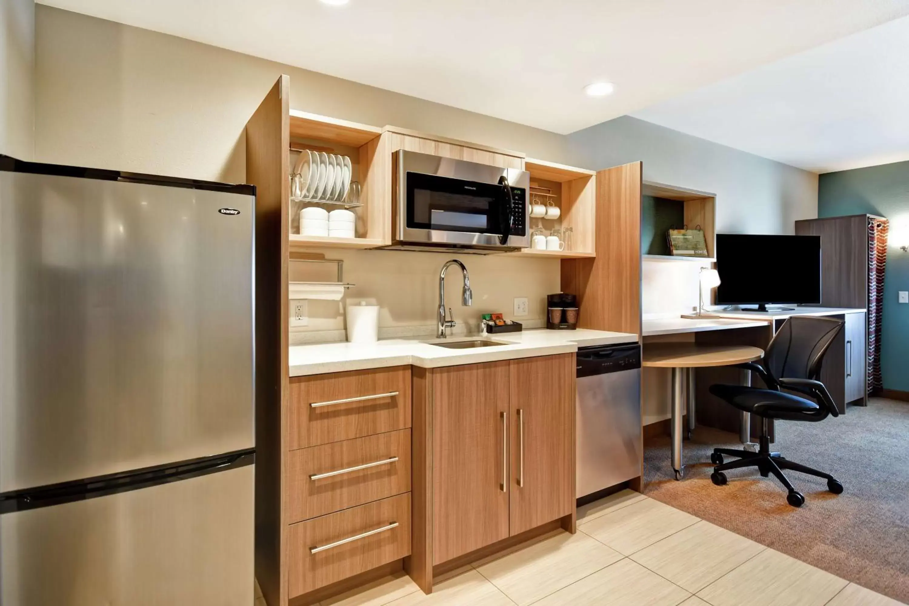 Bedroom, Kitchen/Kitchenette in Home2 Suites by Hilton Victorville