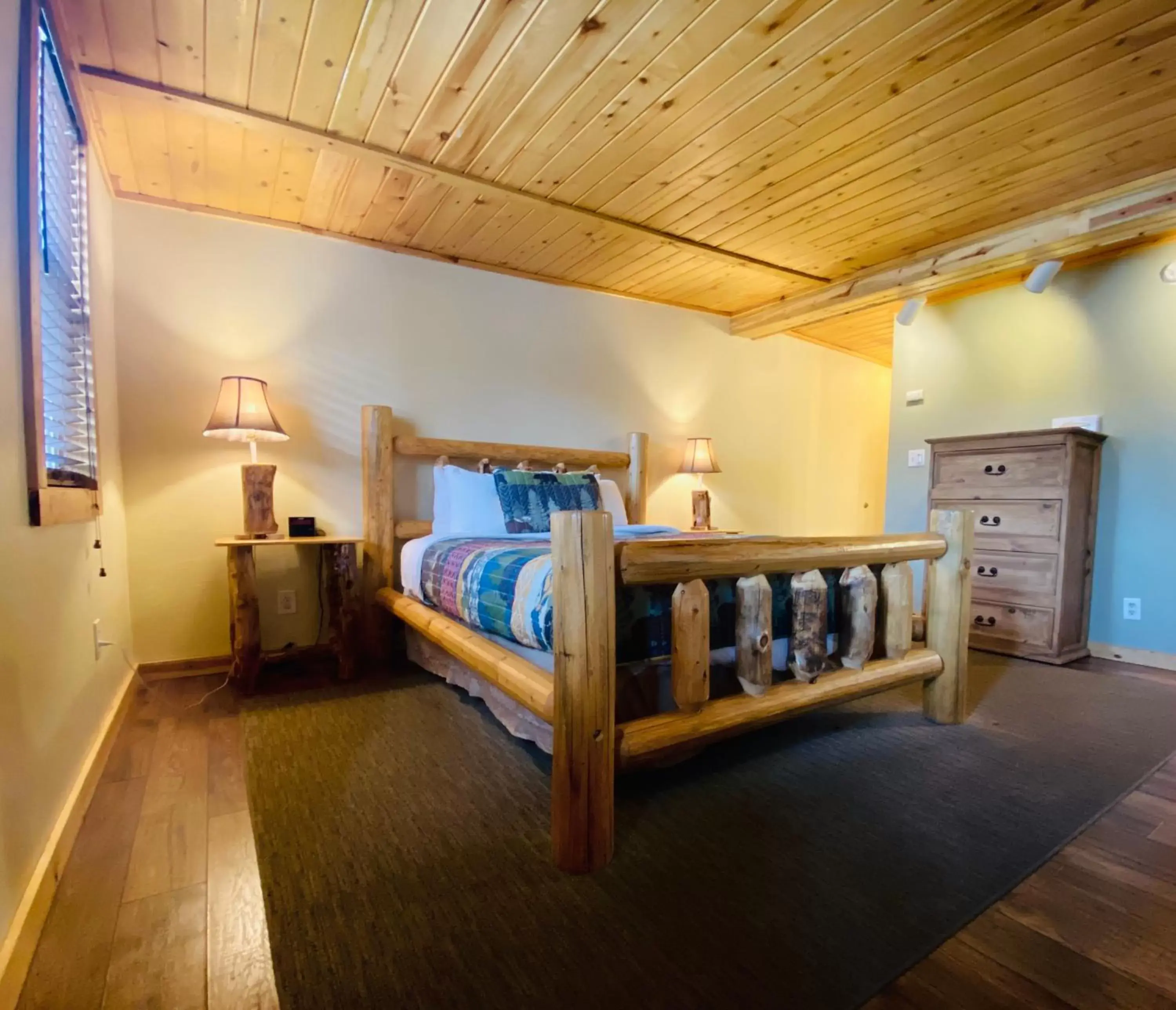 Bed in Salida Inn & Monarch Suites