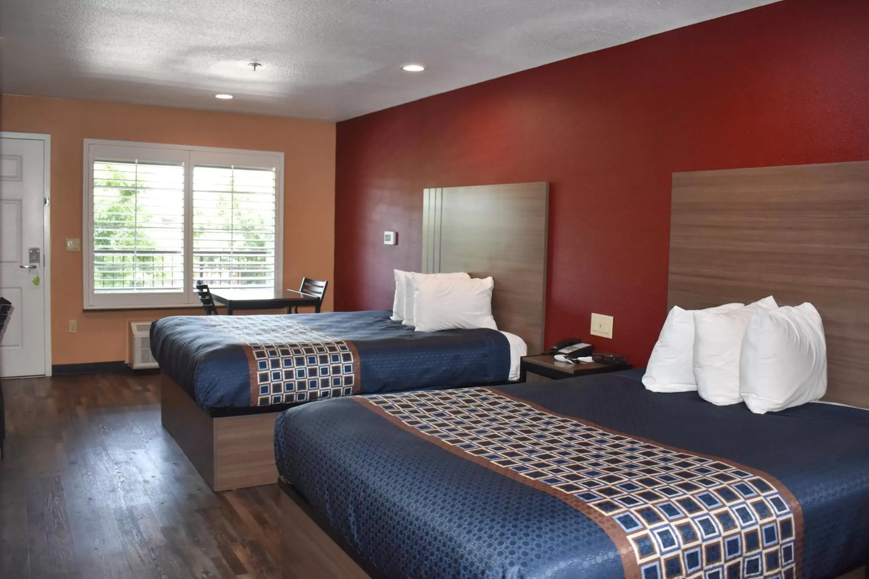 Queen Room in Americas Best Value Inn Manteca Queen Room in Americas Best Value Inn Manteca