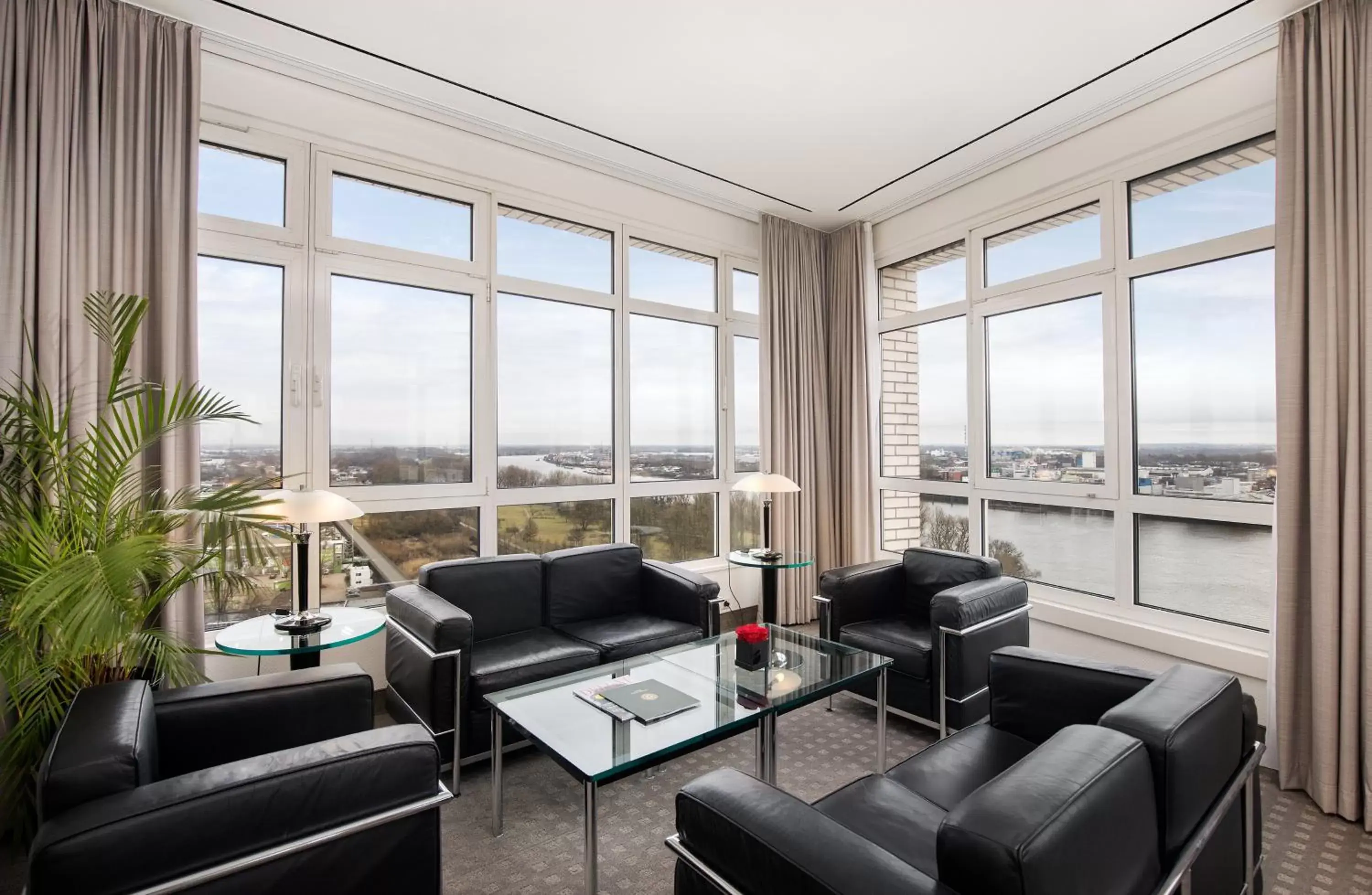 Photo of the whole room, Seating Area in Holiday Inn Hamburg, an IHG Hotel