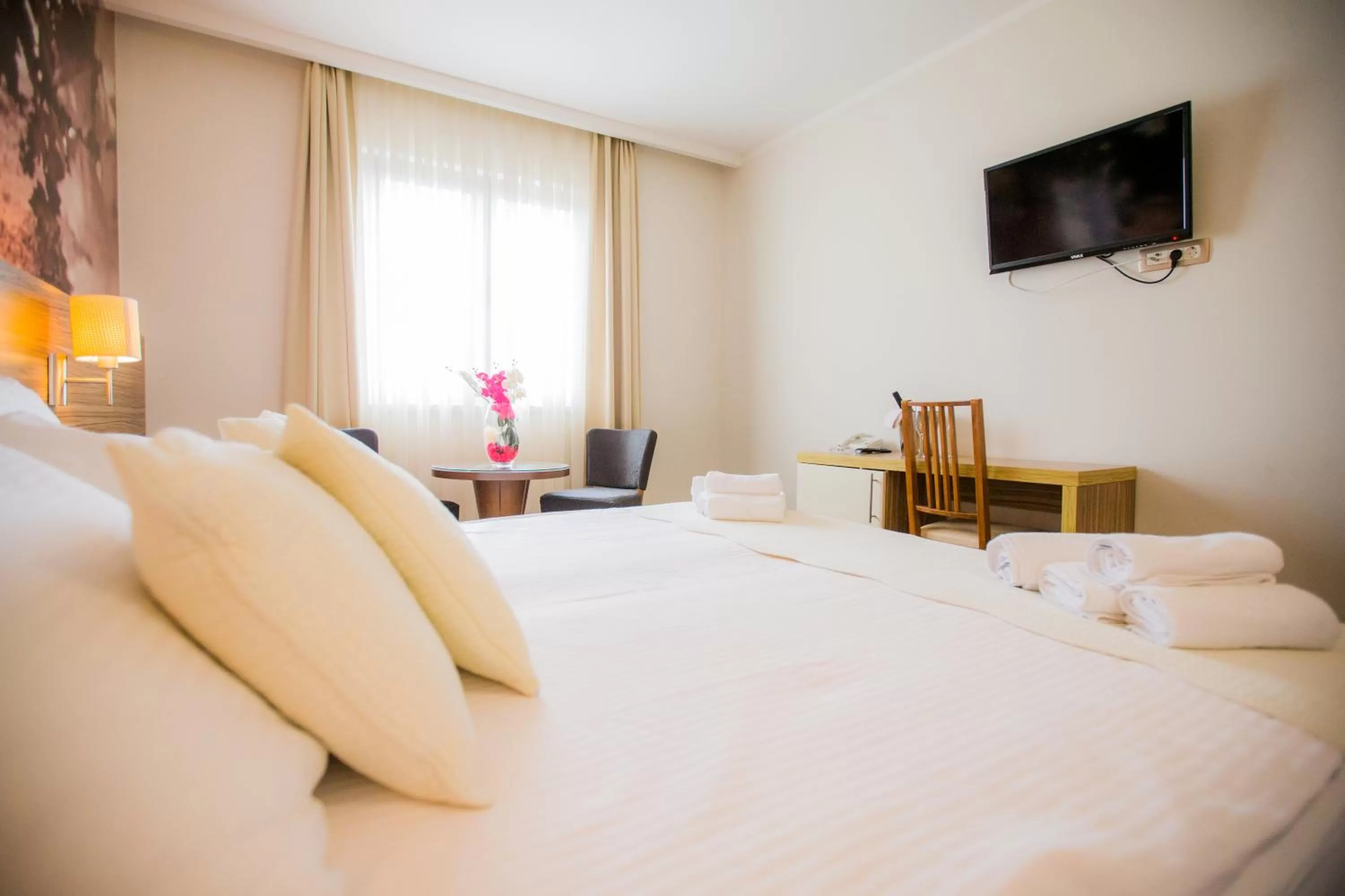 Communal lounge/ TV room, Bed in Hotel Luna