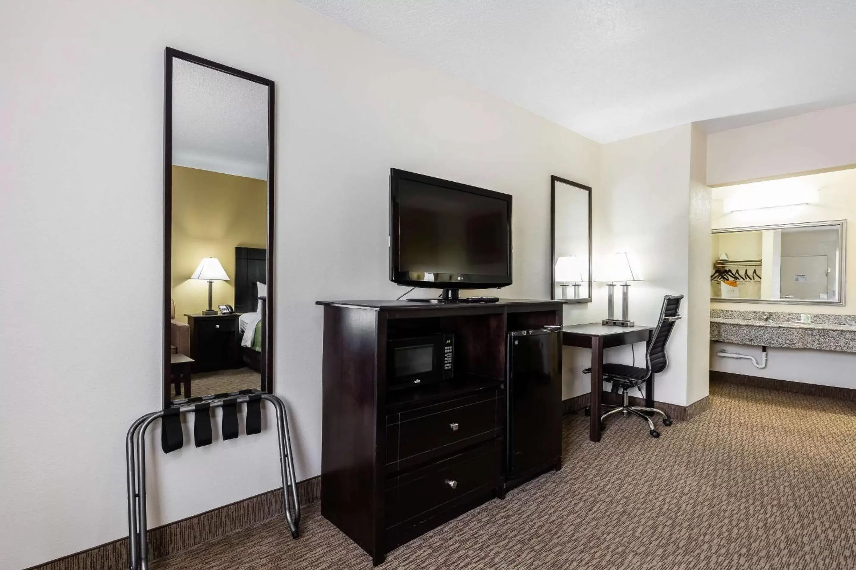 Photo of the whole room, TV/Entertainment Center in Quality Inn Tullahoma