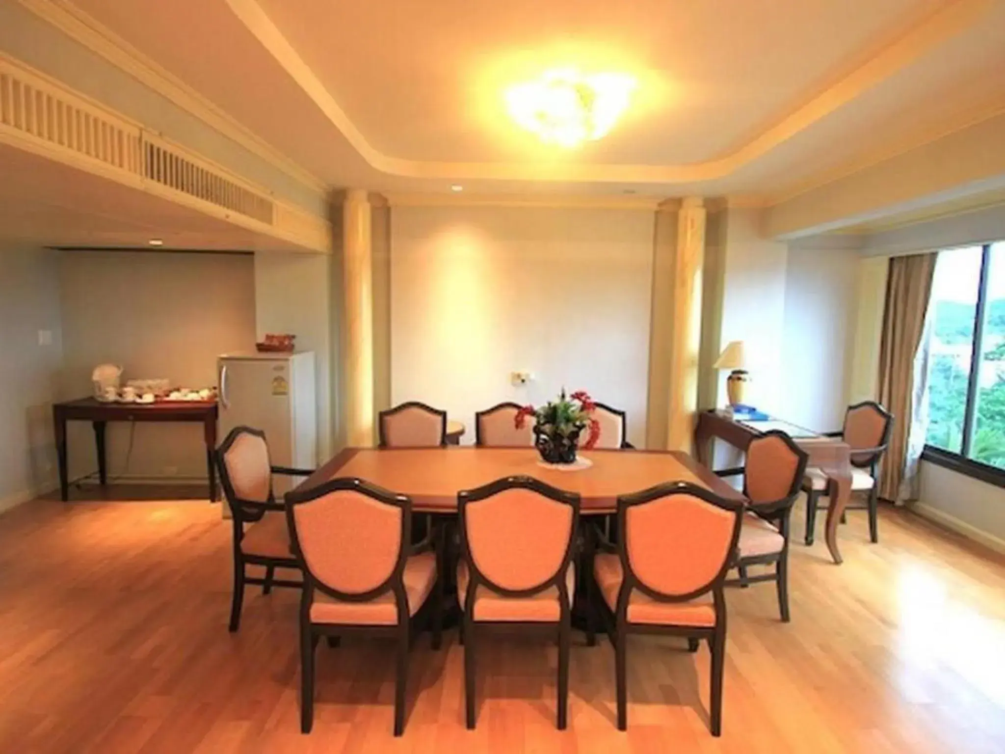 Photo of the whole room, Dining Area in River Kwai Hotel