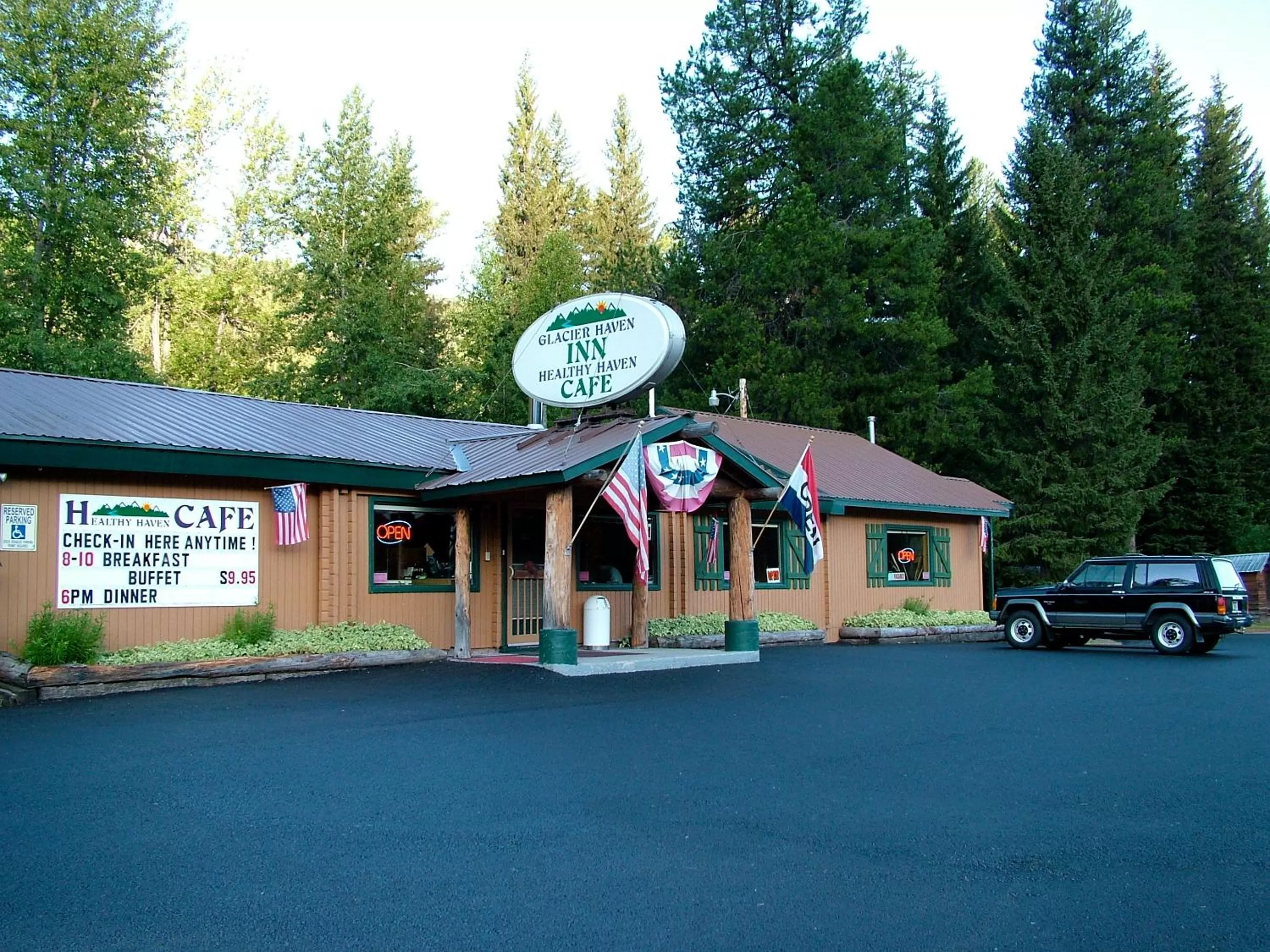 Facade/entrance, Property Building in Glacier Haven Inn