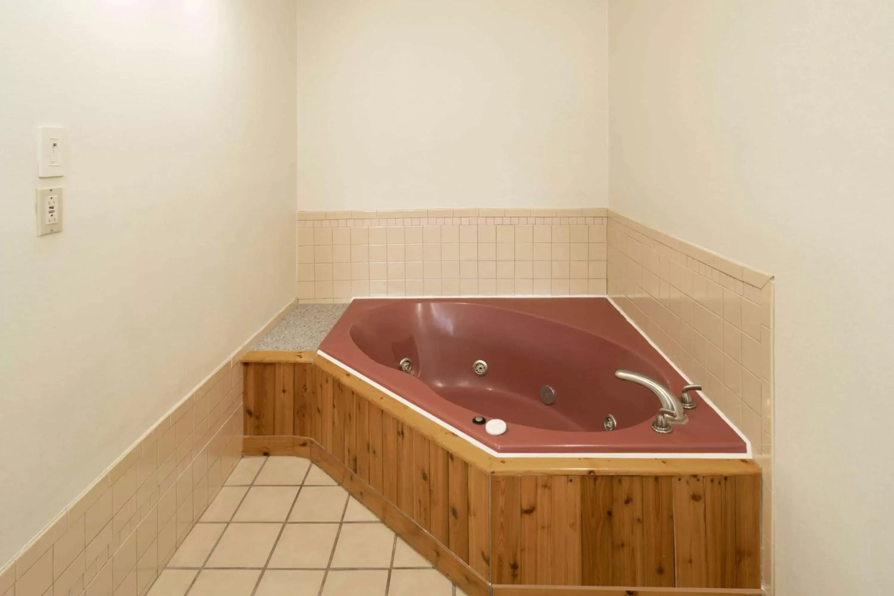 Hot Tub, Spa/Wellness in Super 8 by Wyndham Cleveland