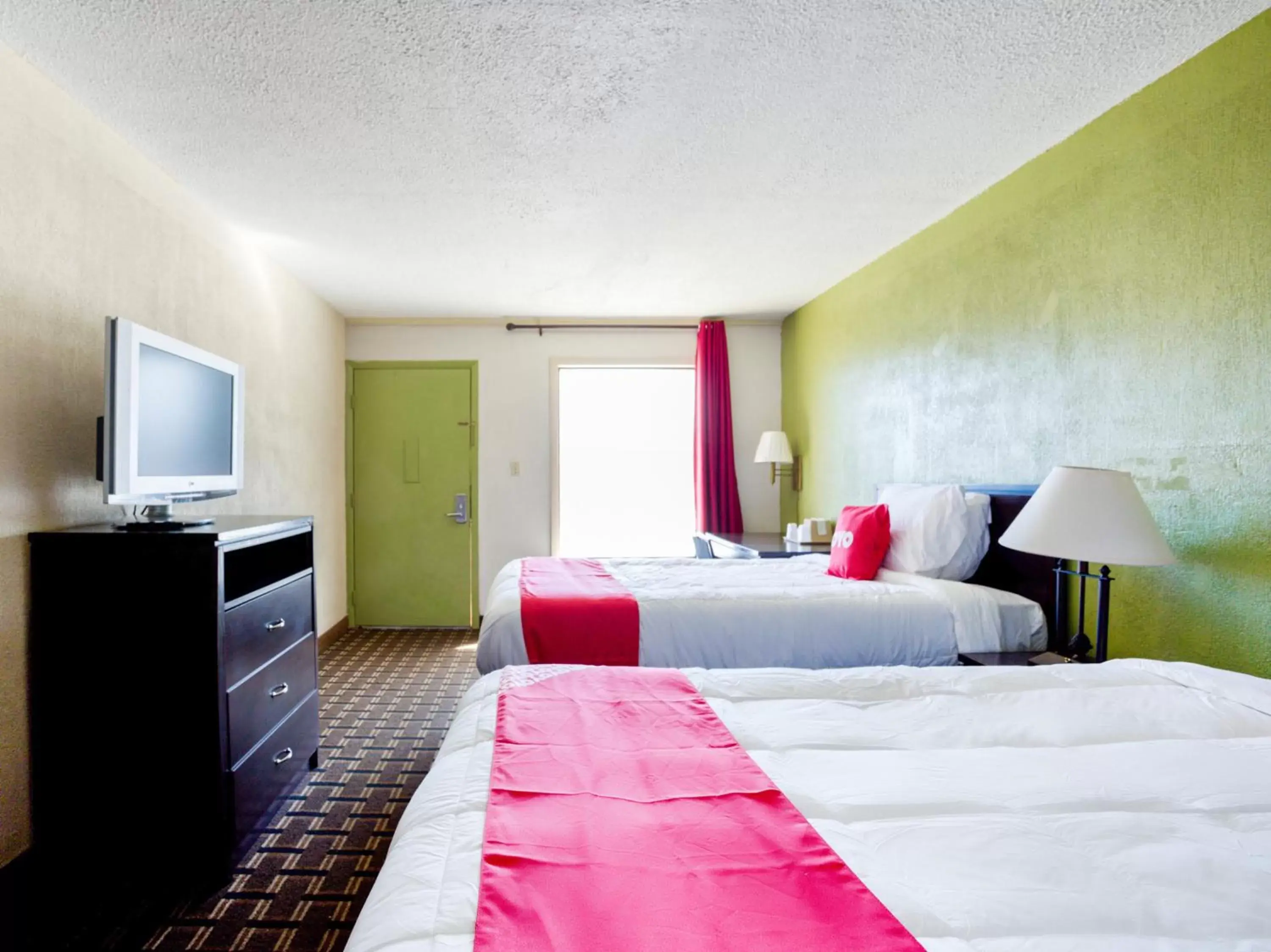 Dining area, Bed in OYO Hotel Pensacola I-10 & Hwy 29