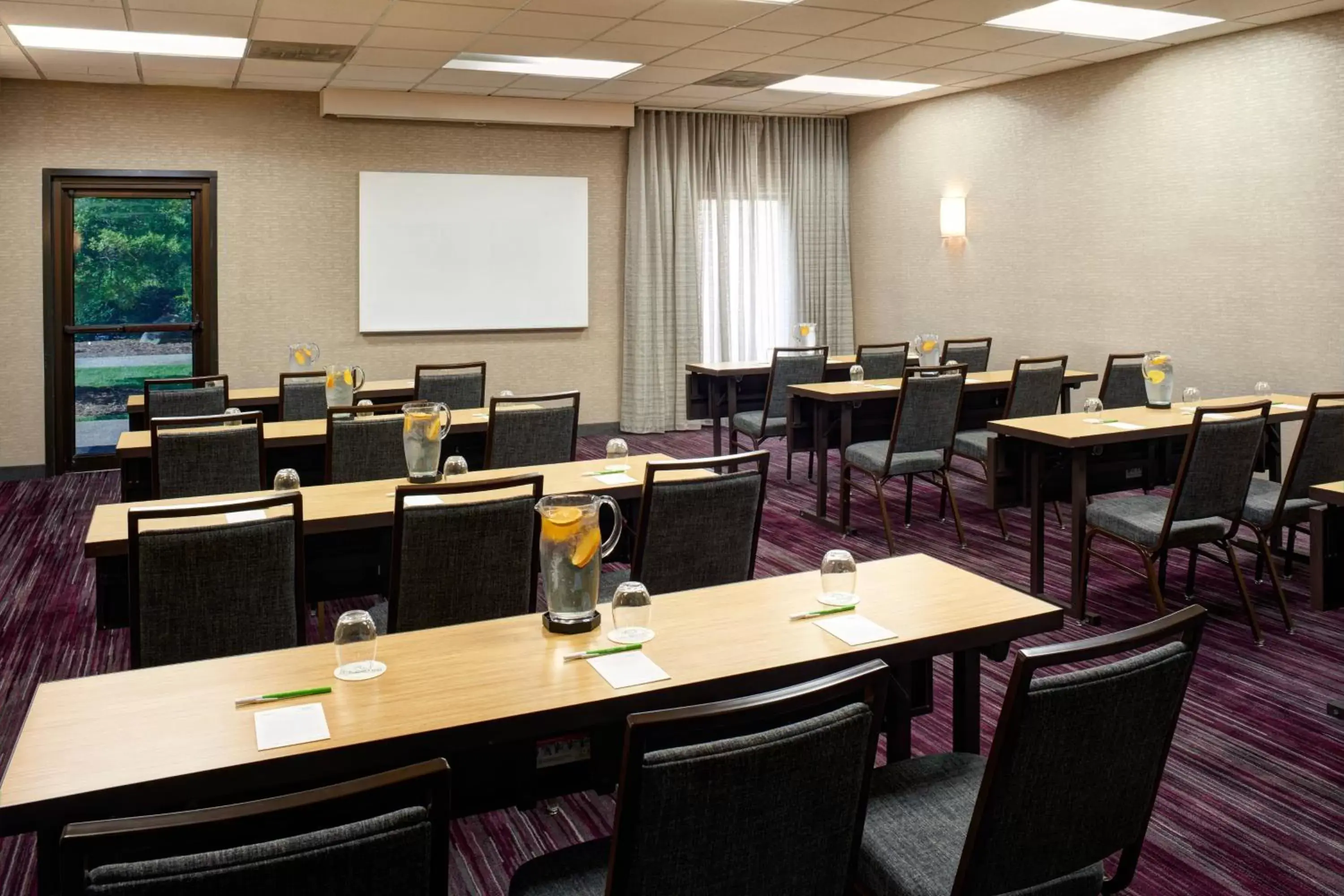 Meeting/conference room in Courtyard by Marriott Louisville East