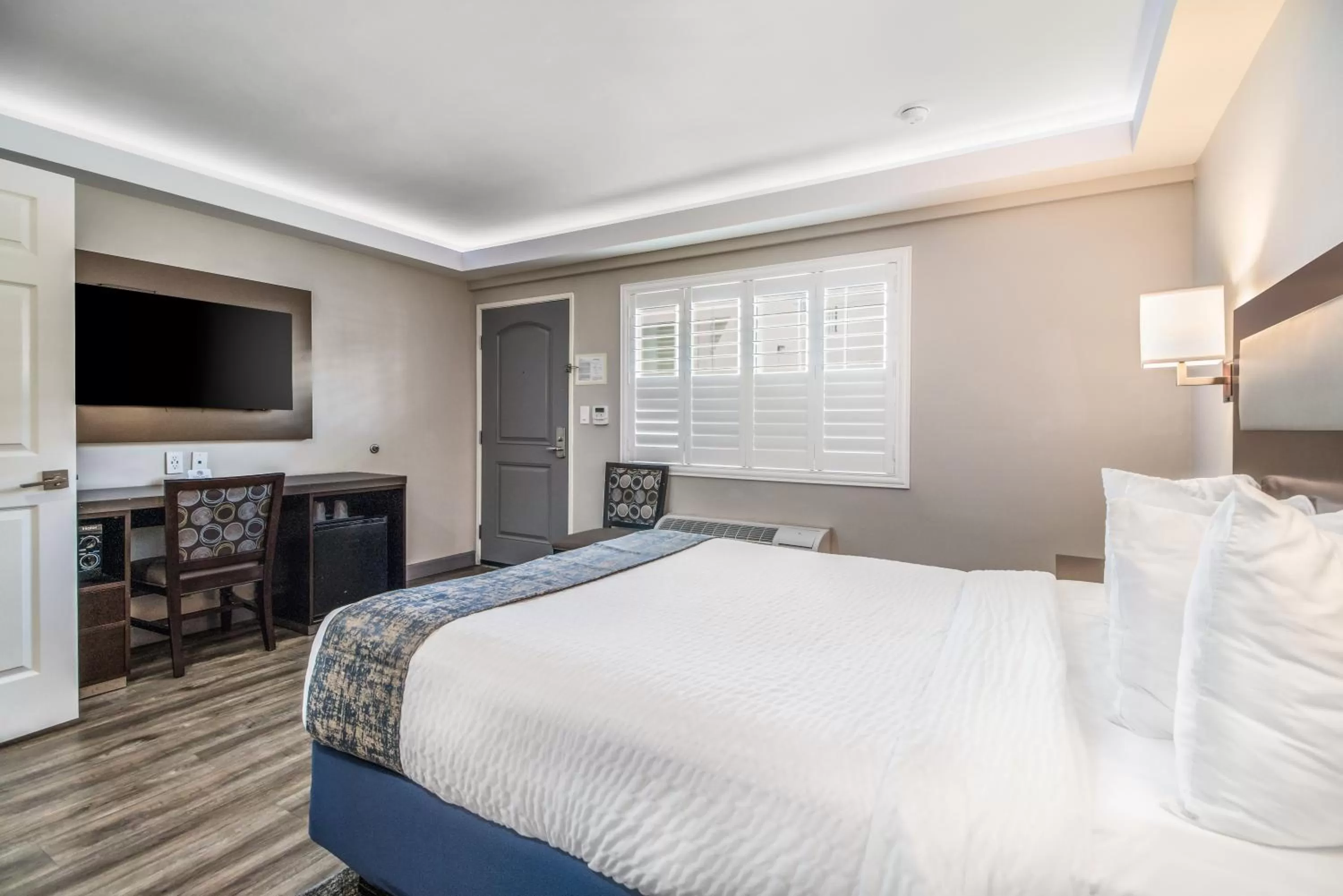 Bedroom, Bed in Inn at 50 Long Beach Convention Center