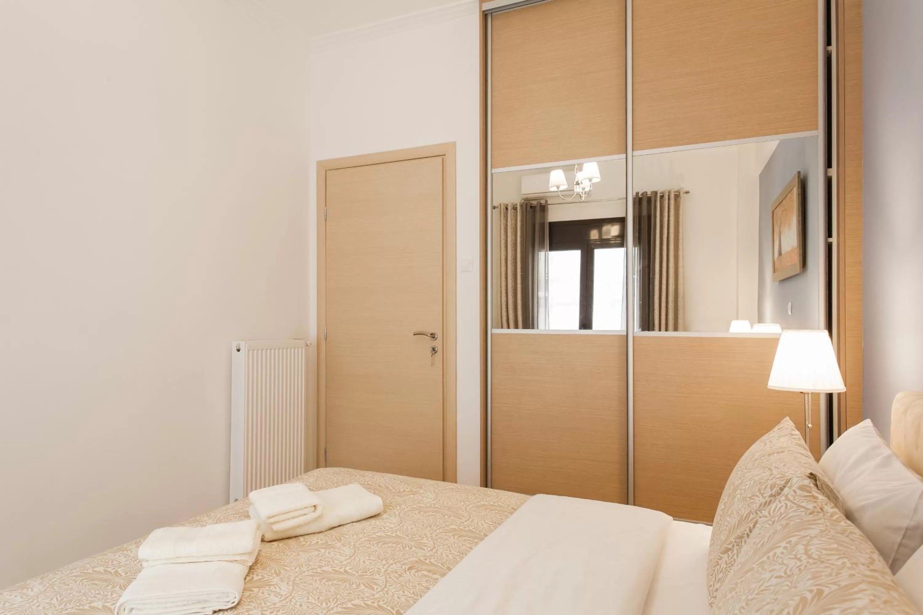 Bed in Nicholas Point Apartments and Rooms