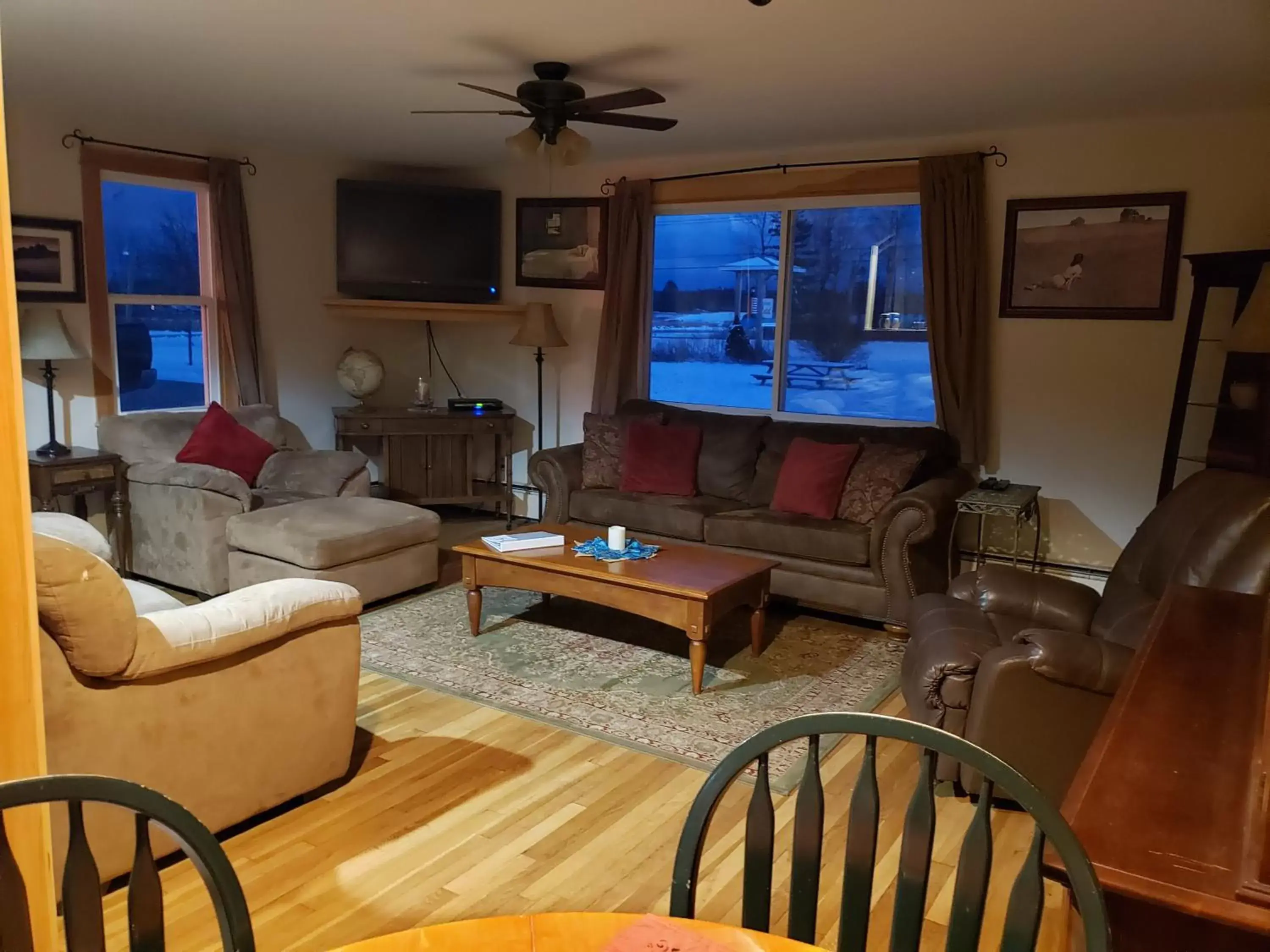 TV and multimedia, Seating Area in The Eastland Motel