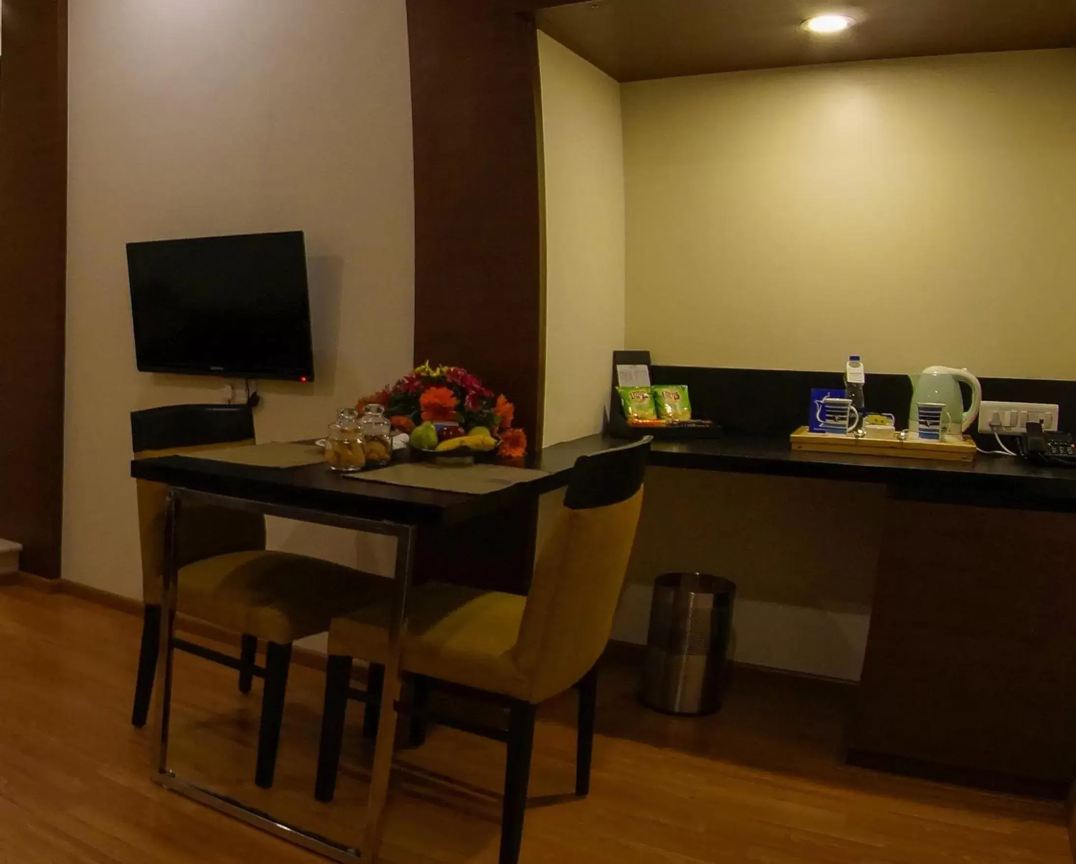 Coffee/tea facilities, TV/Entertainment Center in Fortune Park Galaxy, Vapi - Member ITC's Hotel Group