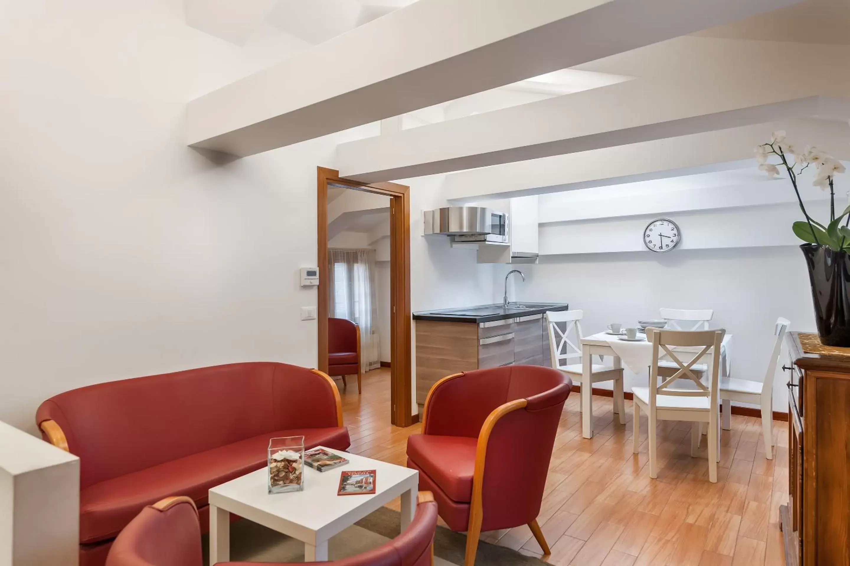 Kitchen or kitchenette, Seating Area in Hotel Montecarlo