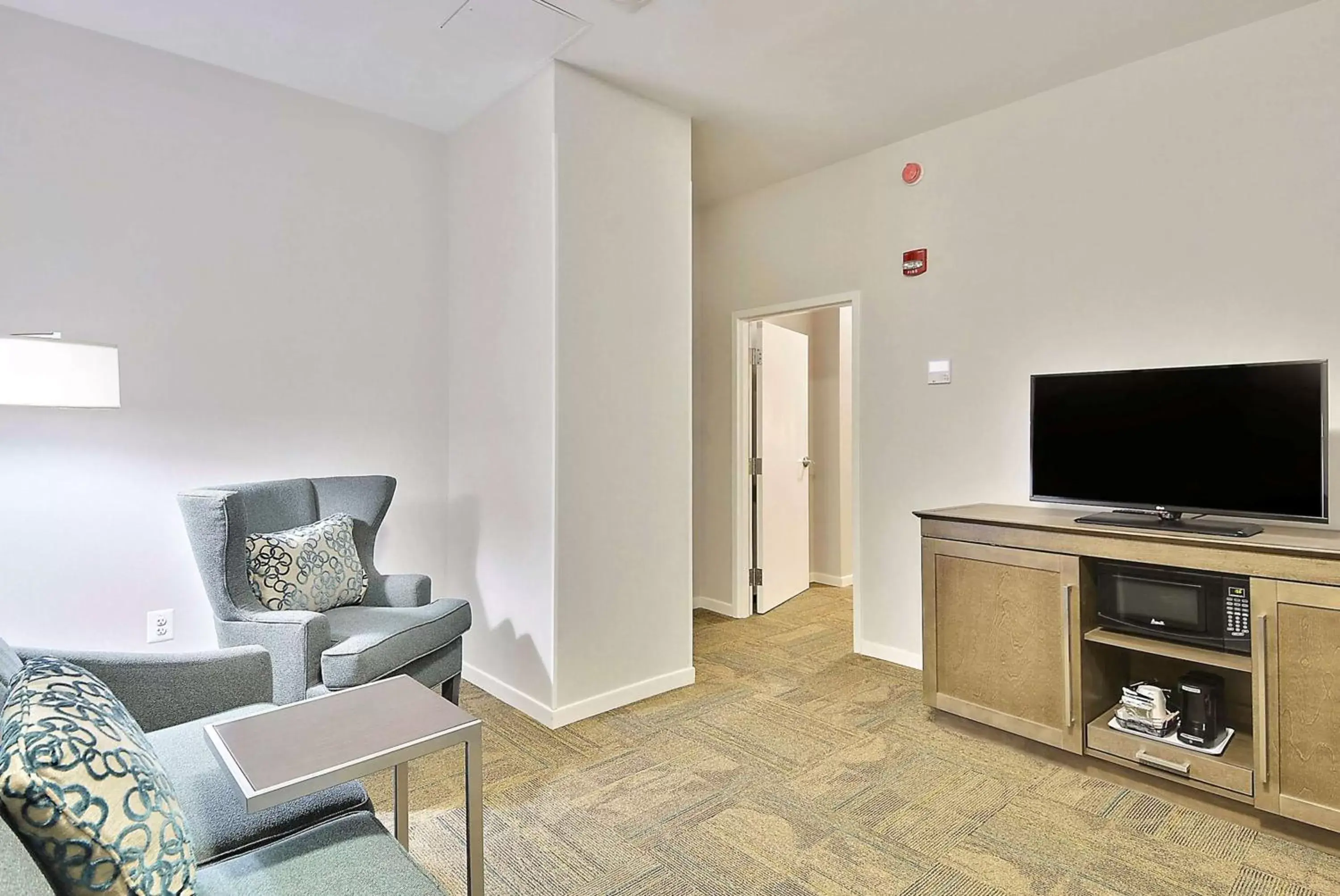 Living room, TV/Entertainment Center in Hampton Inn Alexandria/Old Town