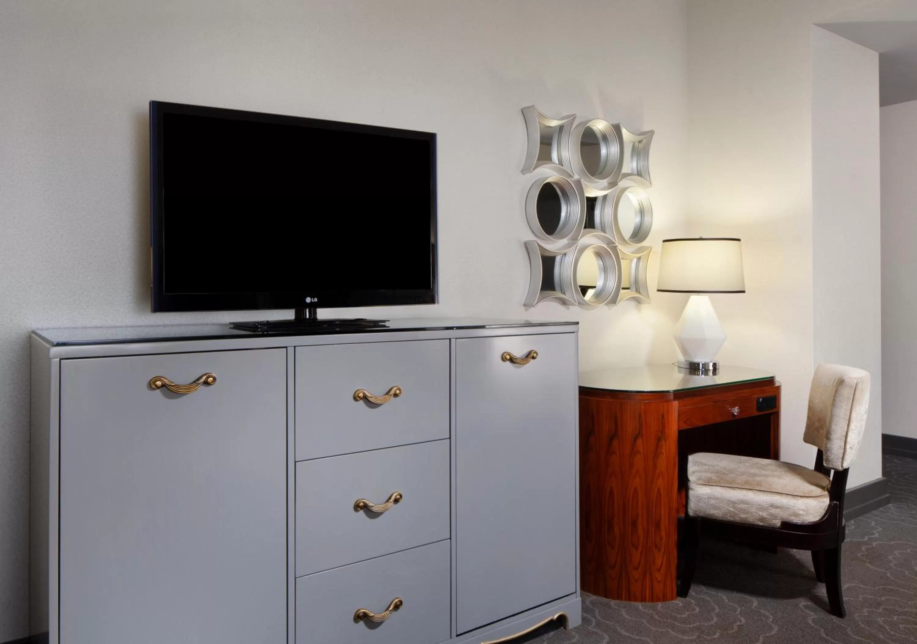 TV and multimedia in Silversmith Hotel Chicago Downtown