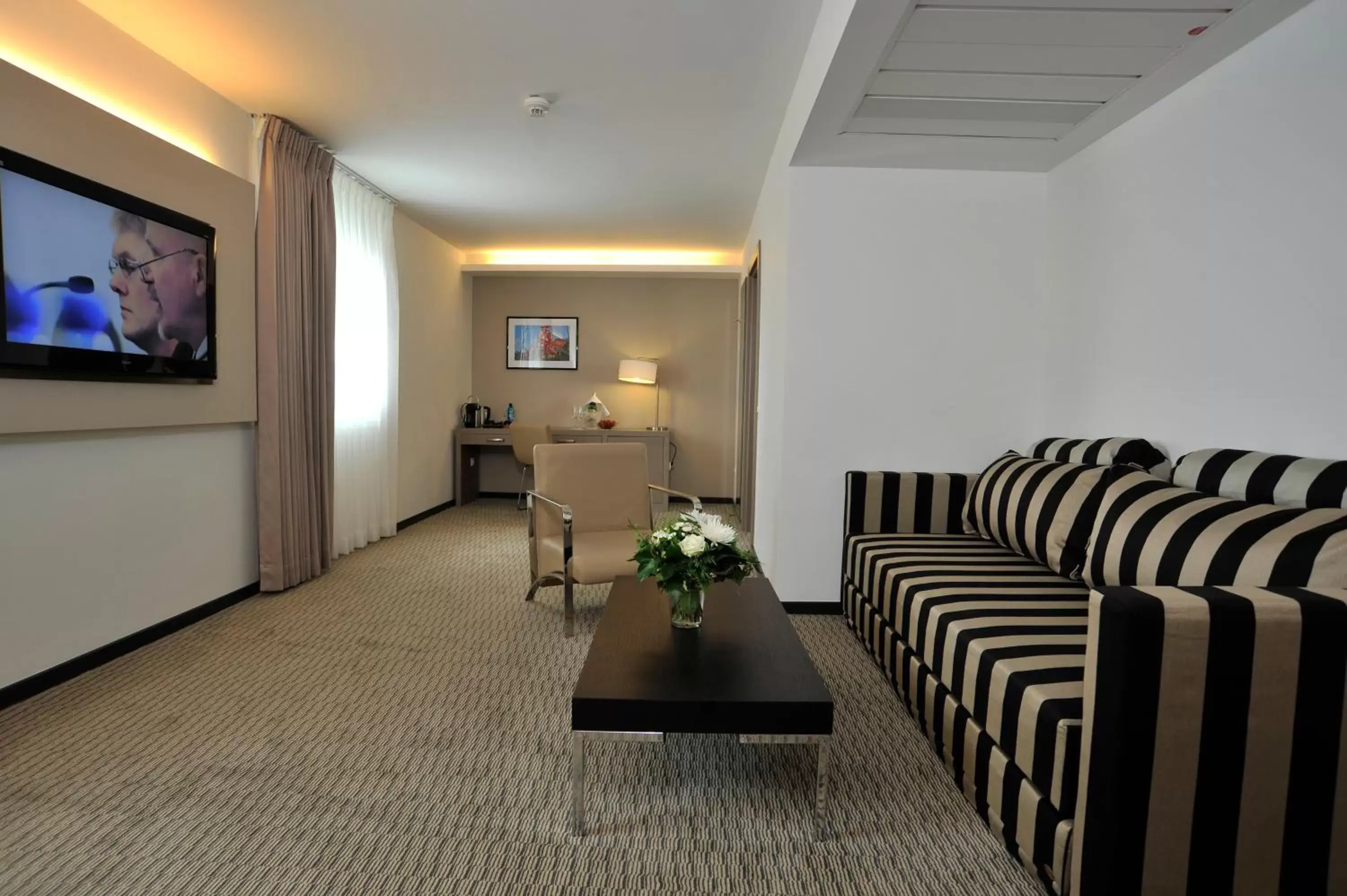 Living room, Seating Area in Golden Tulip Kassel Hotel Reiss