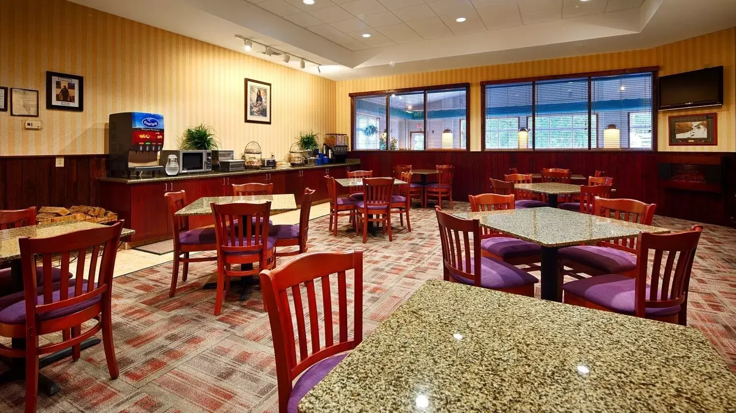 Continental breakfast, Restaurant/Places to Eat in Best Western Plus Crossroads Inn & Suites