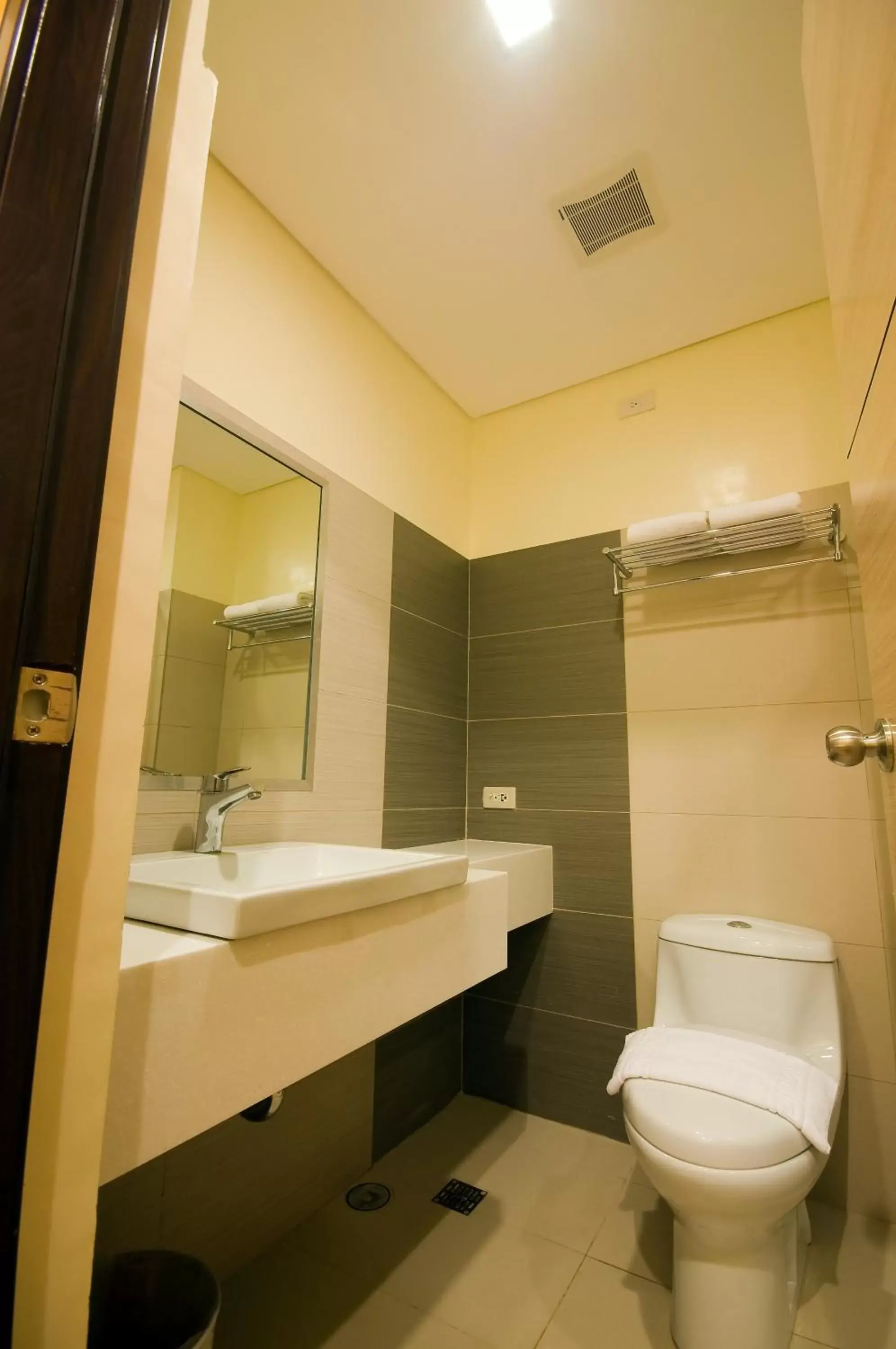 Bathroom in Go Hotels Dumaguete