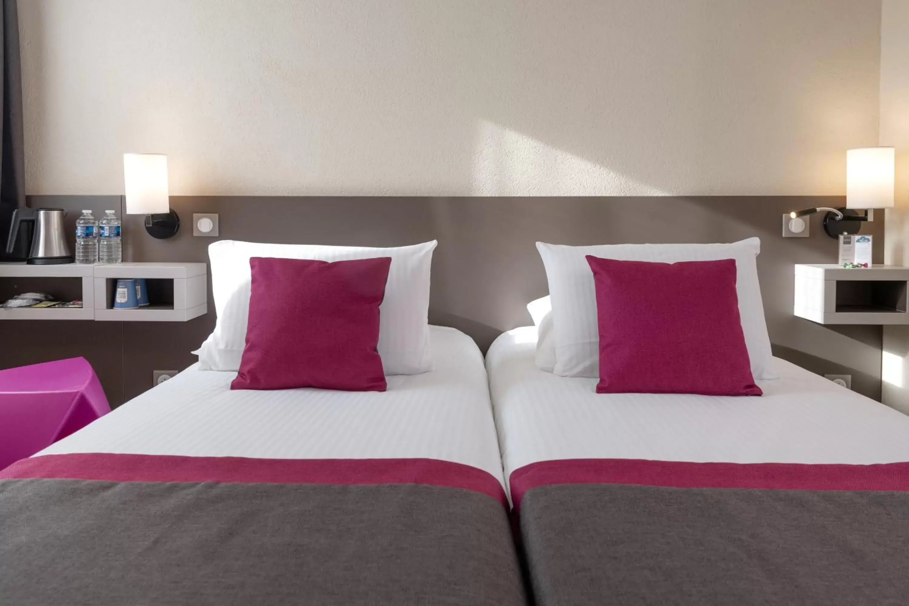 Bedroom, Bed in Kyriad Hotel Lyon Givors