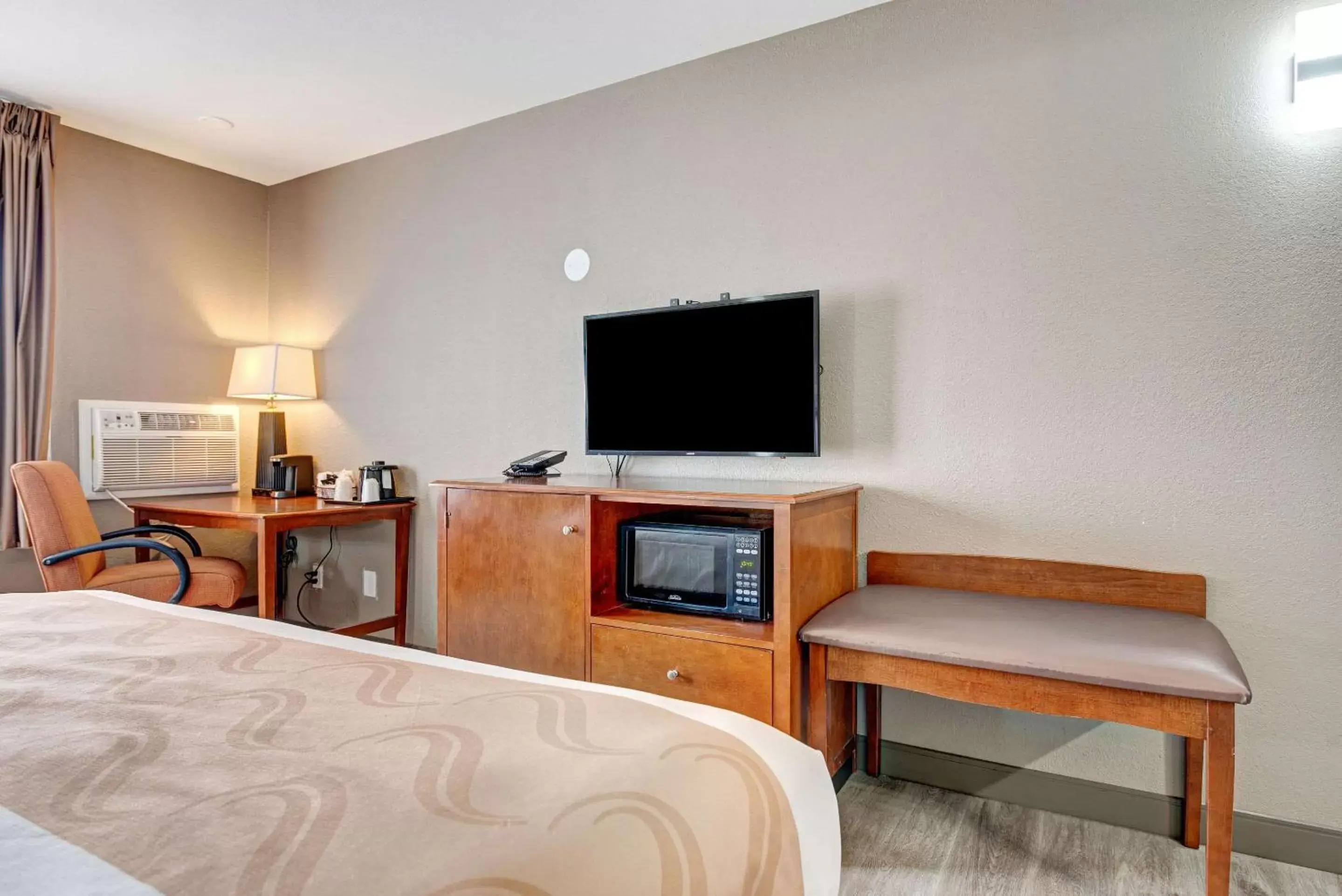 Bedroom, TV/Entertainment Center in Quality Inn