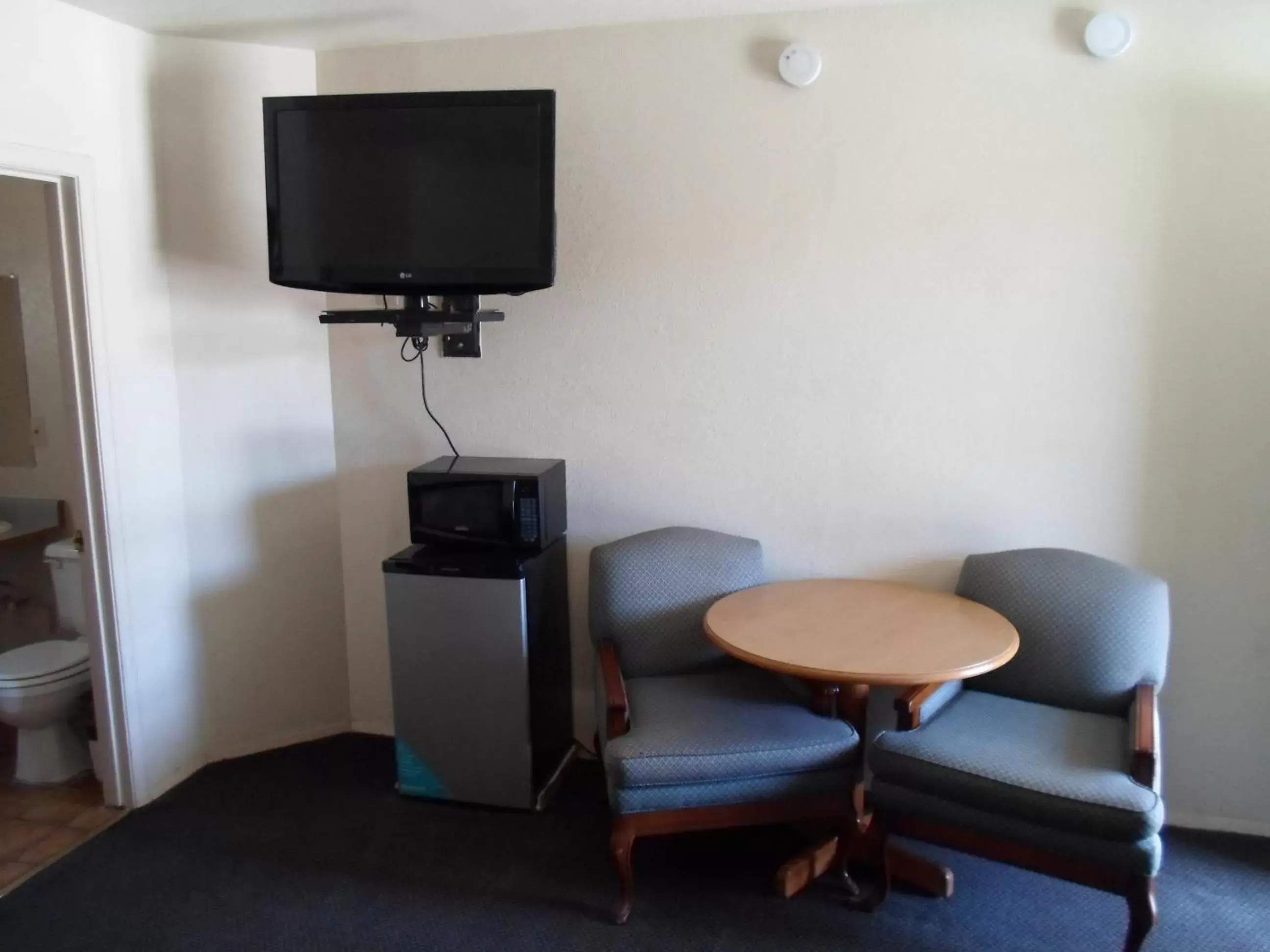 Seating area, TV/Entertainment Center in Budget Inn Morgan Hill