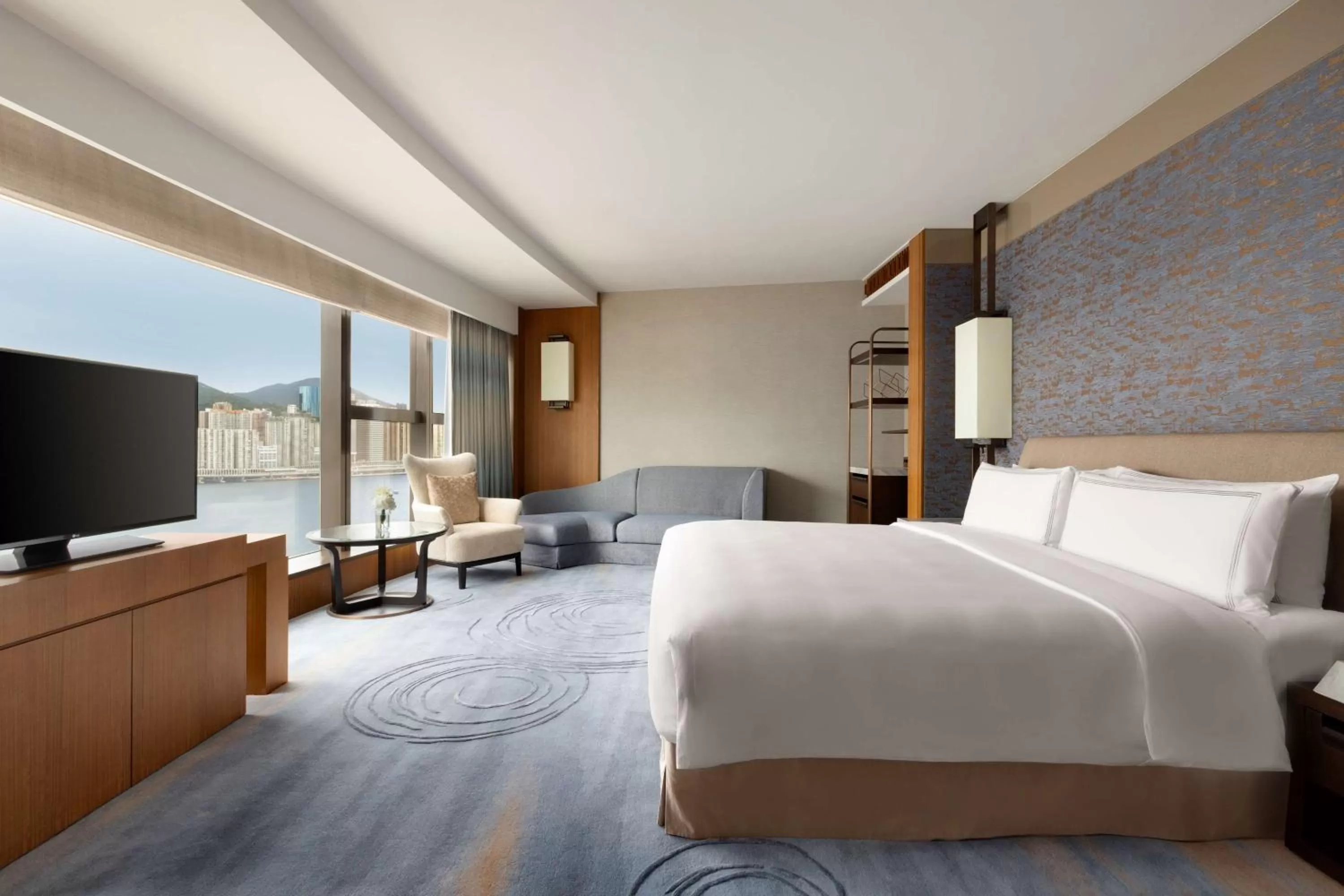 Photo of the whole room, Bed in Kerry Hotel Hong Kong by Shangri-la