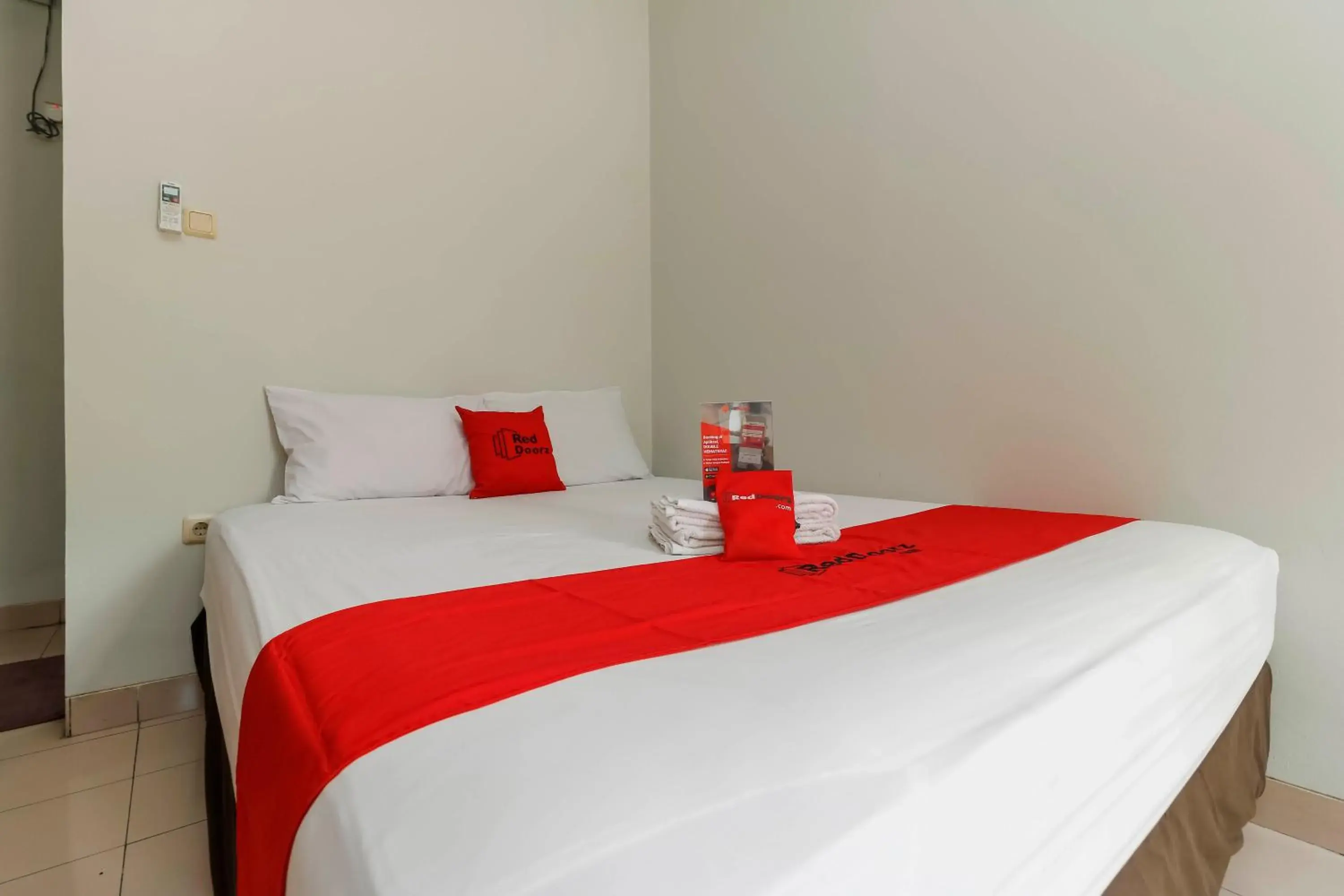 Bedroom, Bed in RedDoorz Plus @ Karet Pedurenan 3