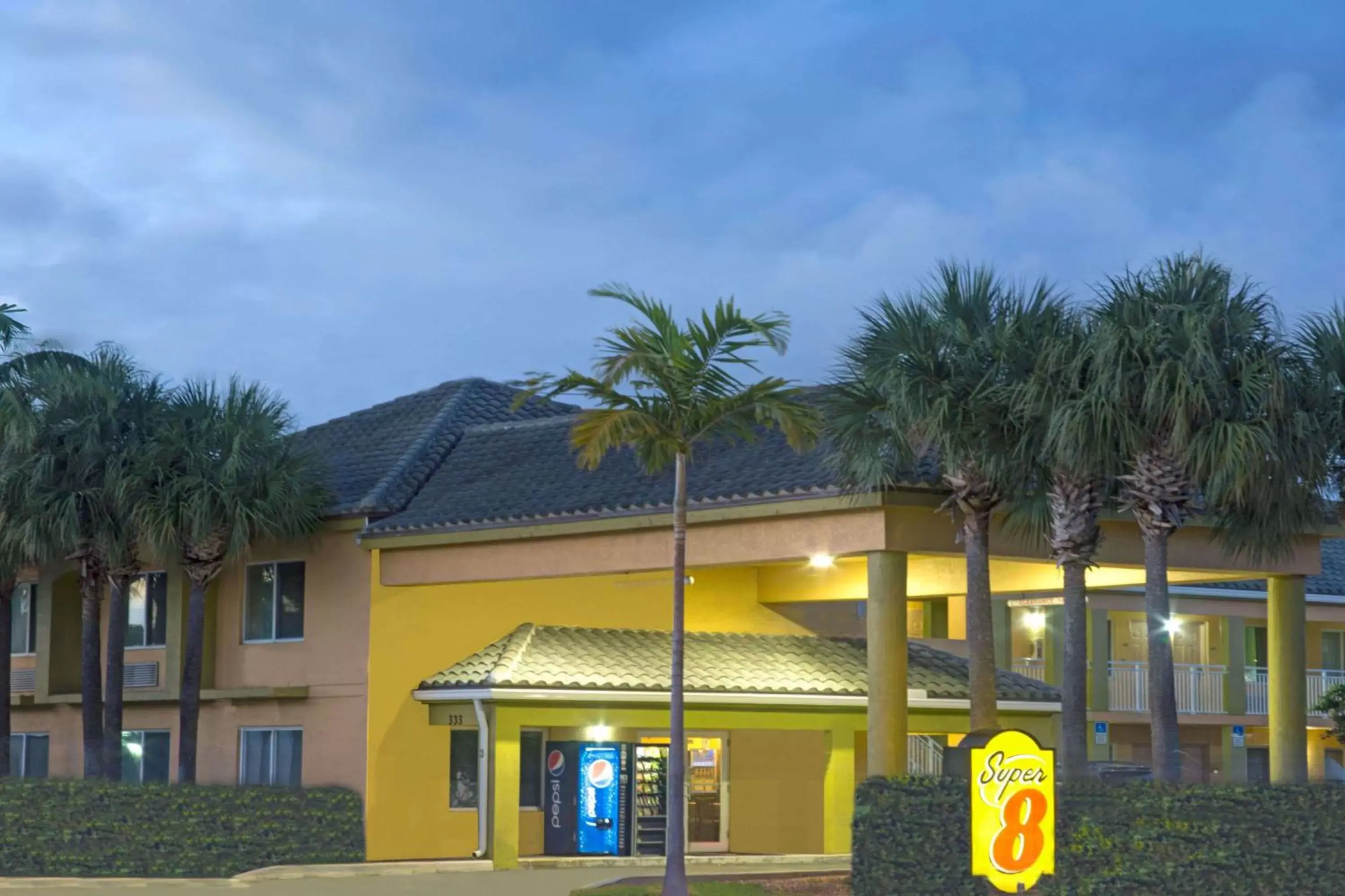 Property Building in Super 8 by Wyndham Dania/Fort Lauderdale Arpt