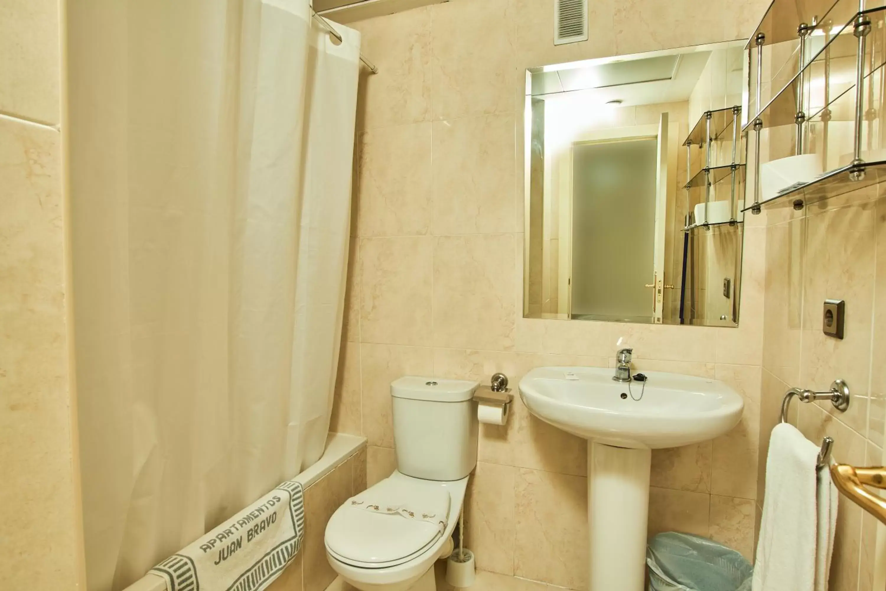 Bathroom in Apartamentos Juan Bravo