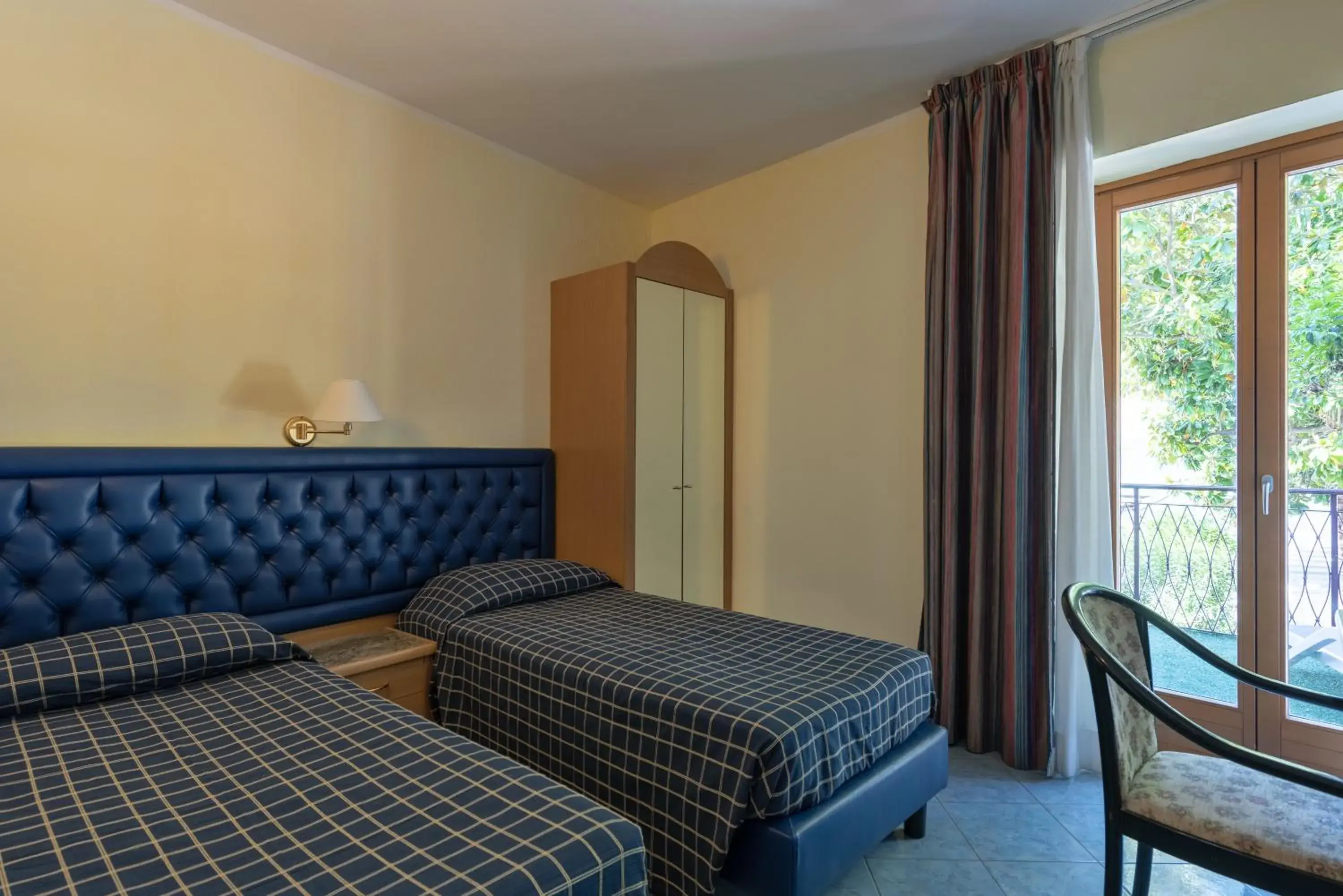 Bedroom, Bed in Hotel Malcesine